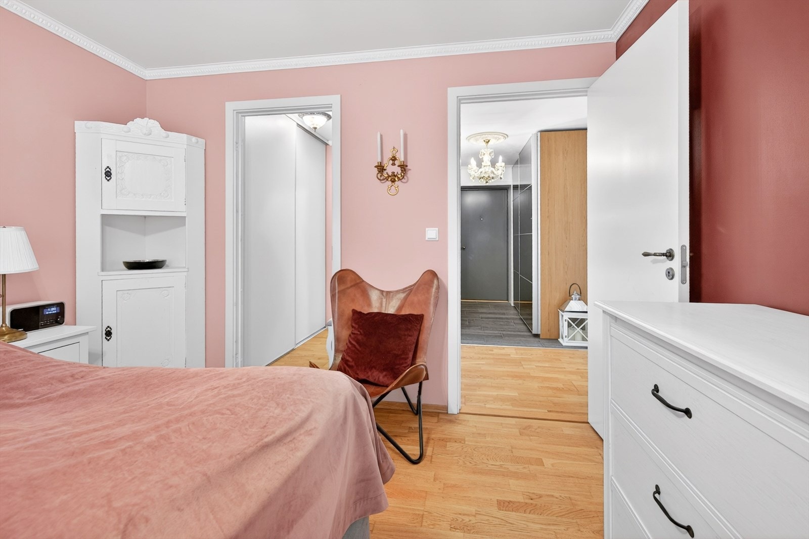 Fra soverommet er det tilgang til eget bad og walk-in-closet. Galleribilde