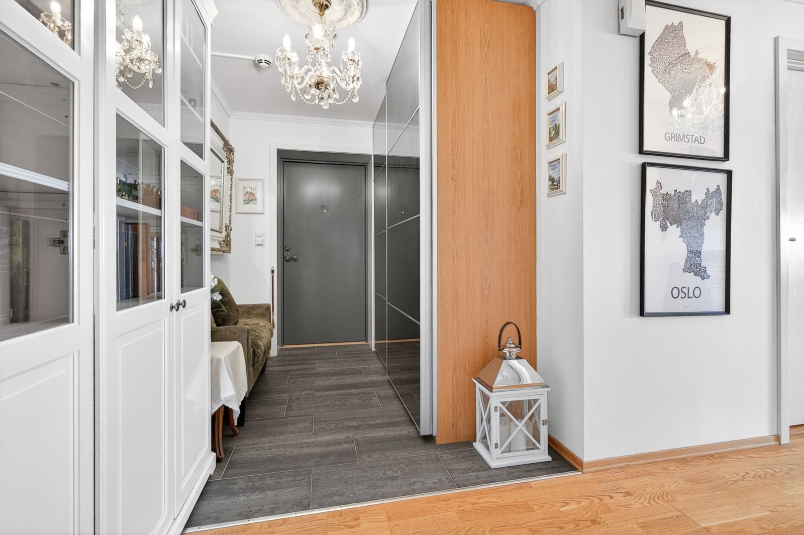 Innbydende entré med flislagt gulv og skyvedørsgarderobe. Galleribilde