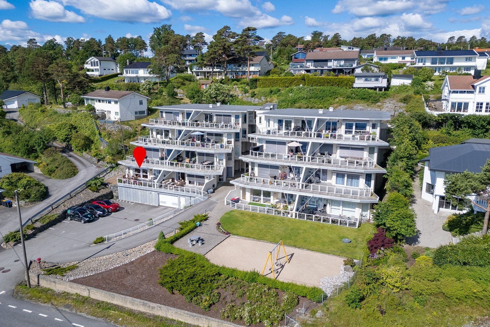 Hovedfasaden og adkomsten inn til eiendommen. Galleribilde