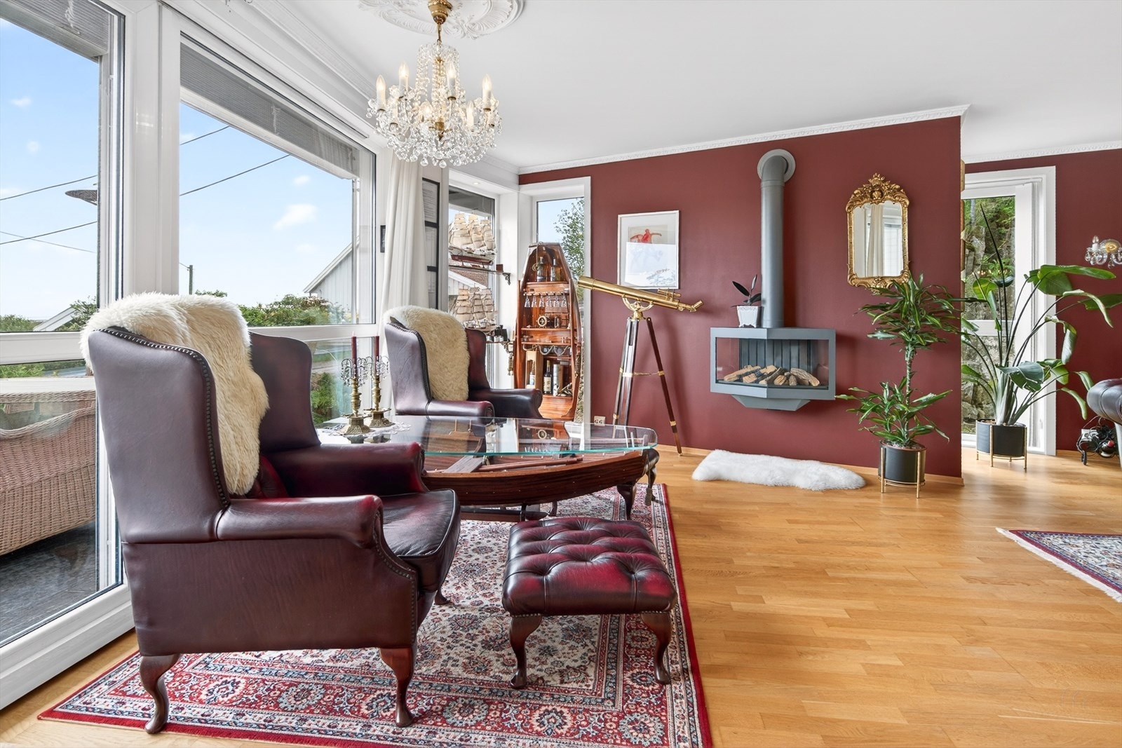 For komfort og varme er det installert både varmepumpe og gasspeis i stuen. Galleribilde