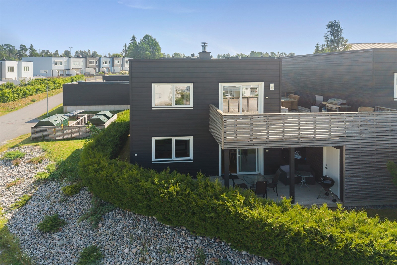 Boligen har en utvendig bod og parkering i carport, med mulighet for elbillader. Galleribilde