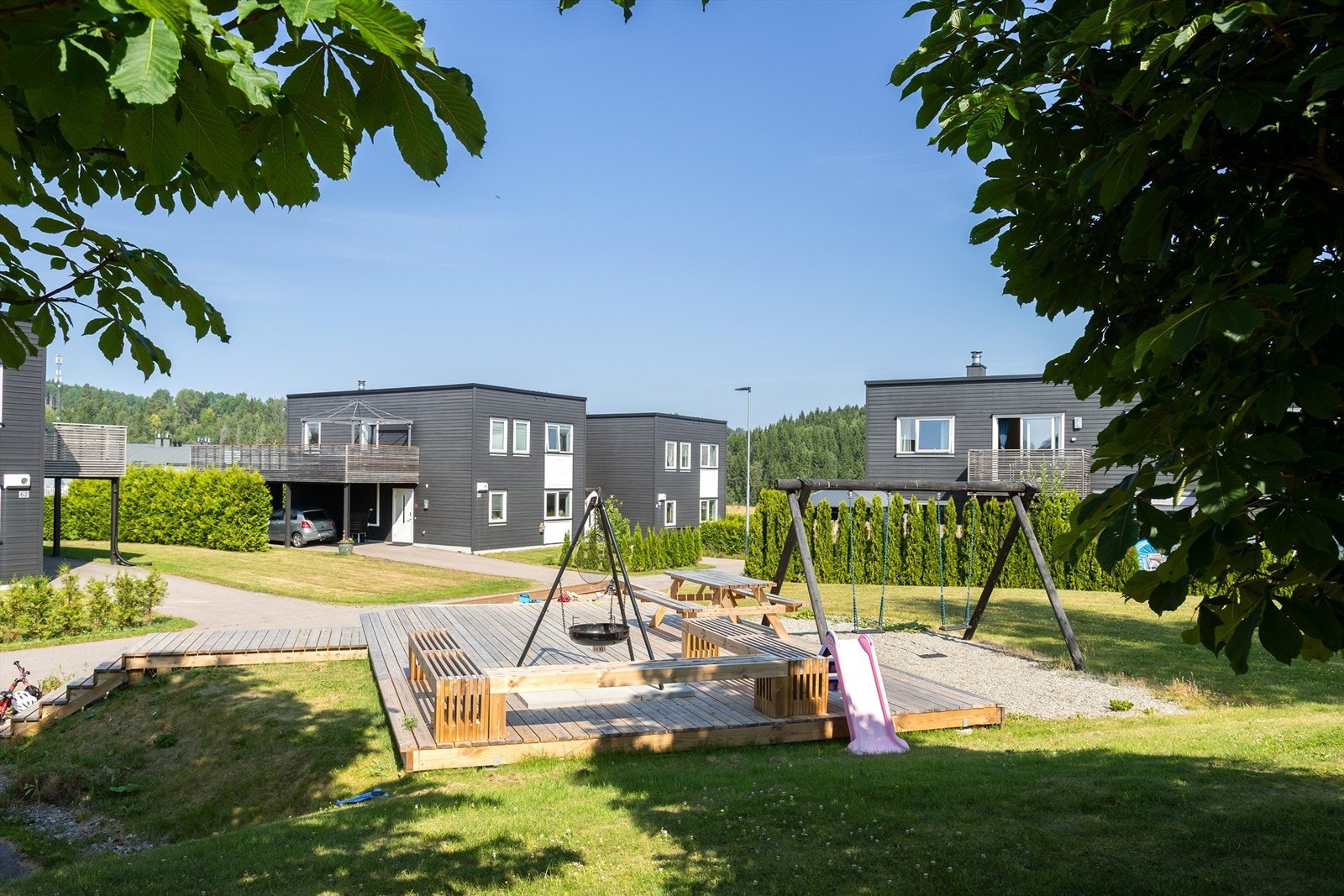 Eiendommen ligger i et rolig og etablert boligområde, med lite gjennomgangstrafikk. Galleribilde