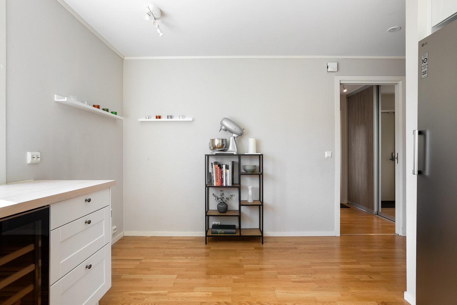 Kjøkkenet har god plass til spisebord og stoler. Galleribilde