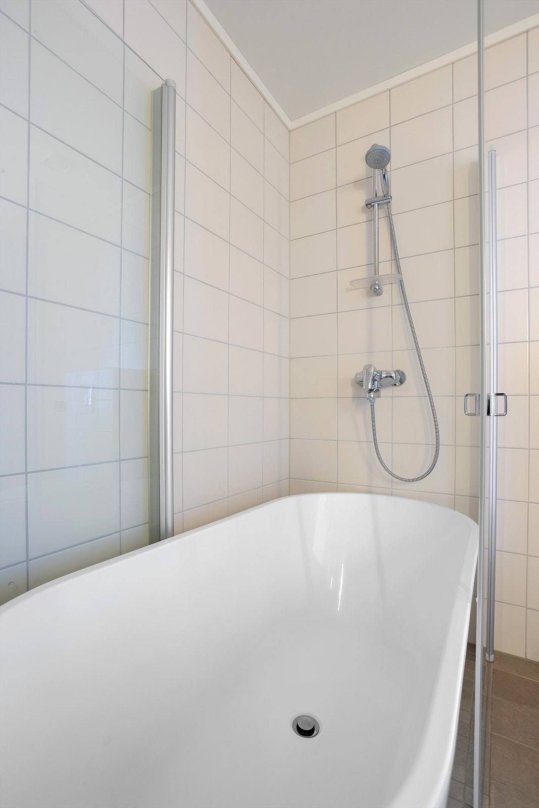 Badekar med dusjløsning. Galleribilde