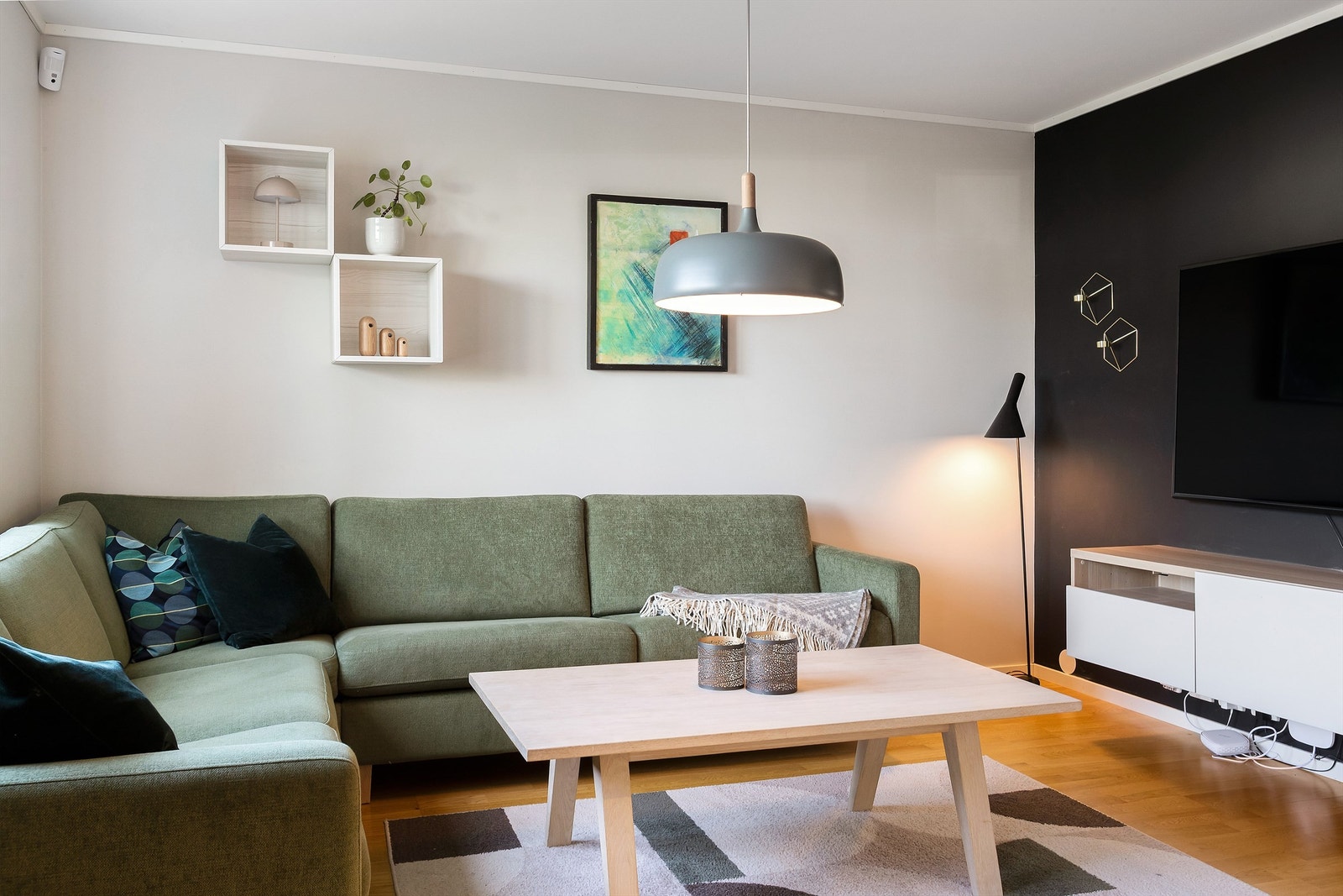 Gjennomgående 3-stavs eikeparkett og slettmalte veggflater. Galleribilde