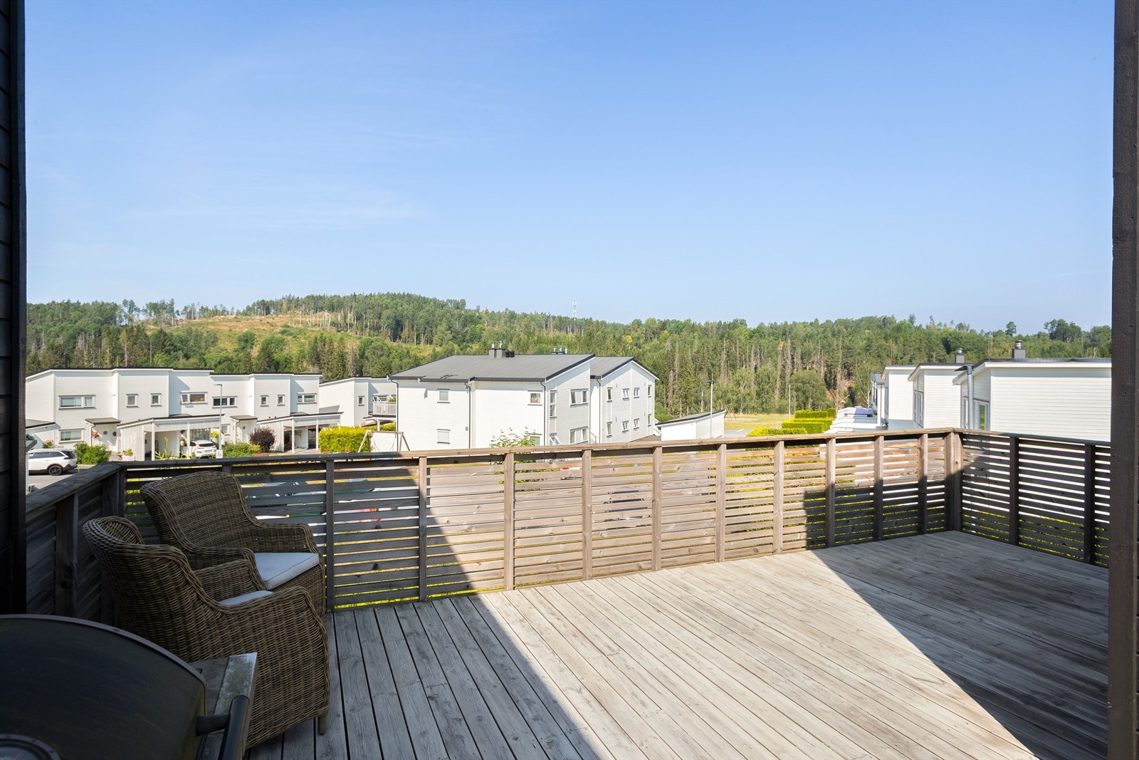 Takterrassen har god plass til flere sittegrupper. Galleribilde