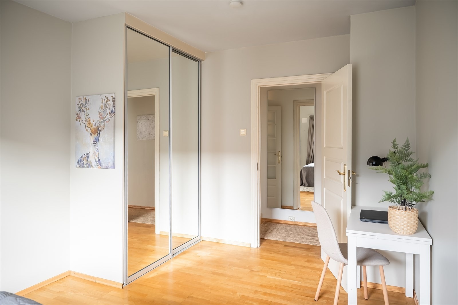 Også her er det etablert praktisk skyvedørsgarderobe som medfølger handelen. Soverommene kan enkelt innredes etter behov og ønske. Galleribilde