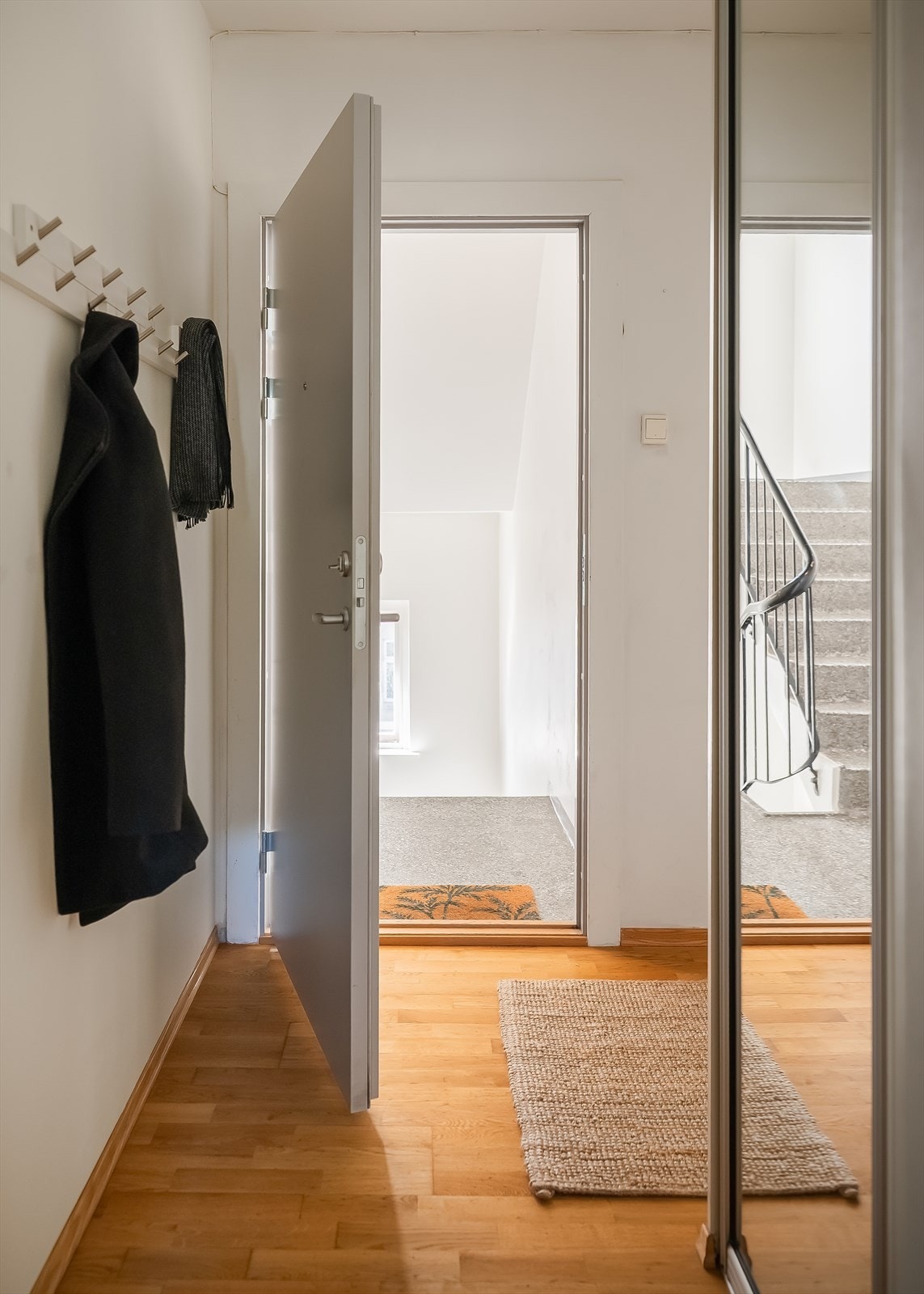Entreen har god plass til oppbevaring av sko og yttertøy. Galleribilde
