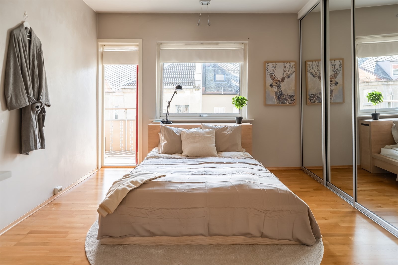 Leiligheten har to romslige soverom. Hovedsoverommet har en størrelse på 16 m². Galleribilde