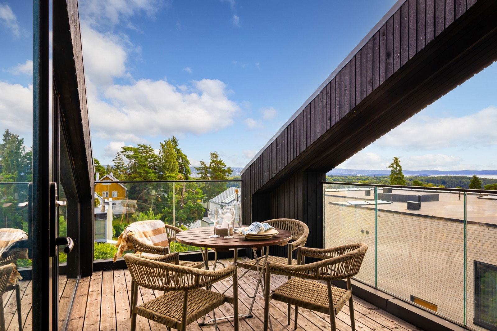 Terrassen ligger høyt og fritt, med gode solforhold og flott utsyn over nærområdet Galleribilde