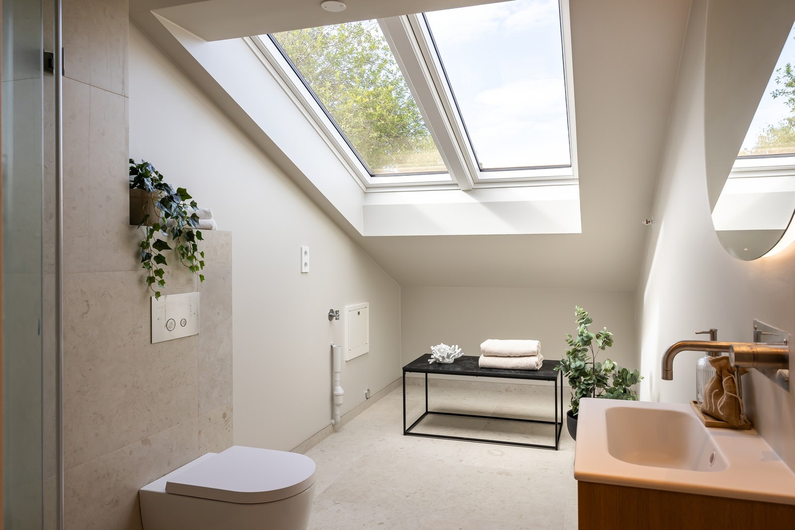 Også på badet sørger takvinduene for et fantastisk dagslys - en detalj som gir rommet en helt egen kvalitet Galleribilde