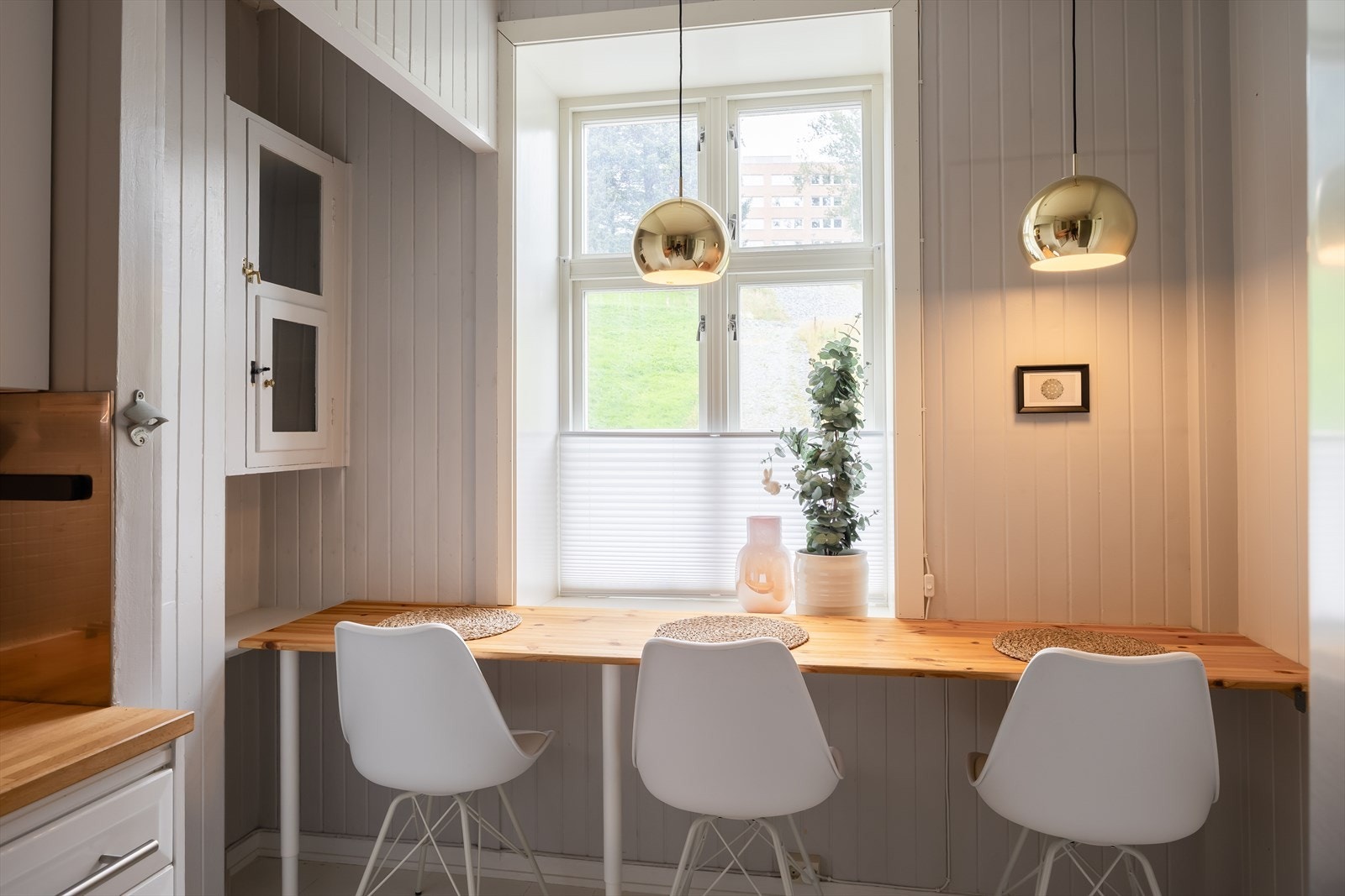 Alle vinduer ble skiftet i 2019 av aksjelaget. Leiligheten fremstår med klassiske bygårdsdetaljer som dype vinduskarmer, god takhøyde og en praktisk planløsning. Galleribilde