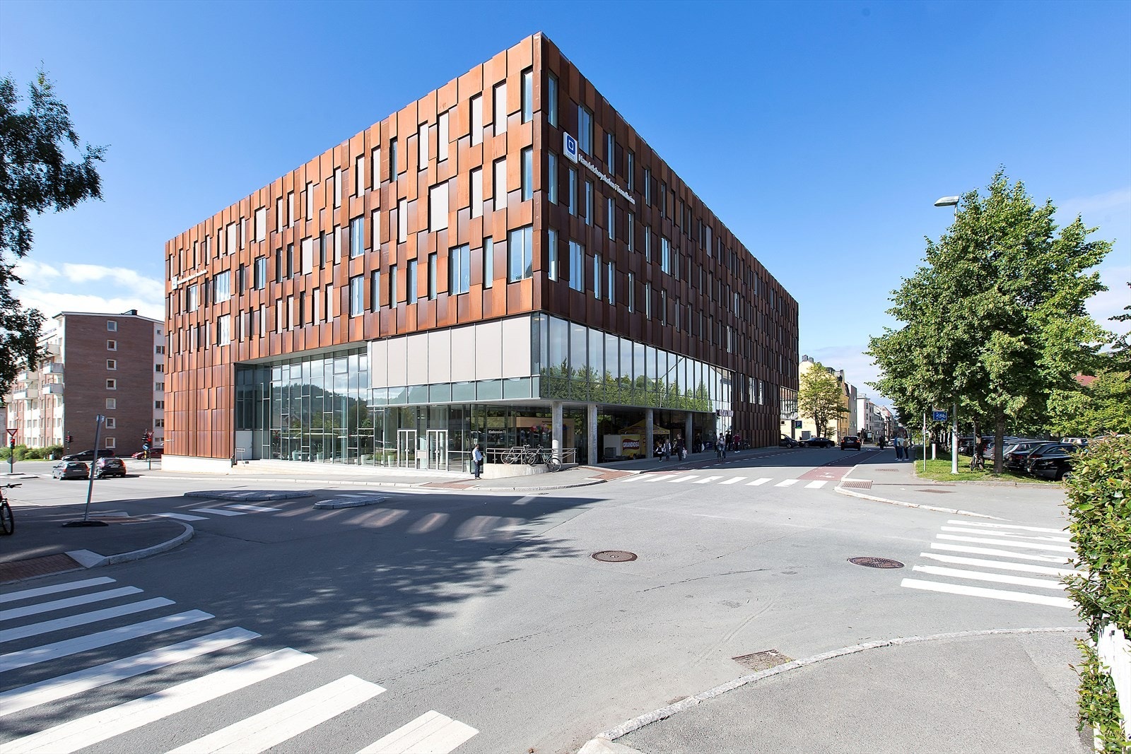 NTNU Handelshøyskolen ligger ca. 230 meter fra leiligheten. I samme bygg ligger også Rema 1000. Galleribilde