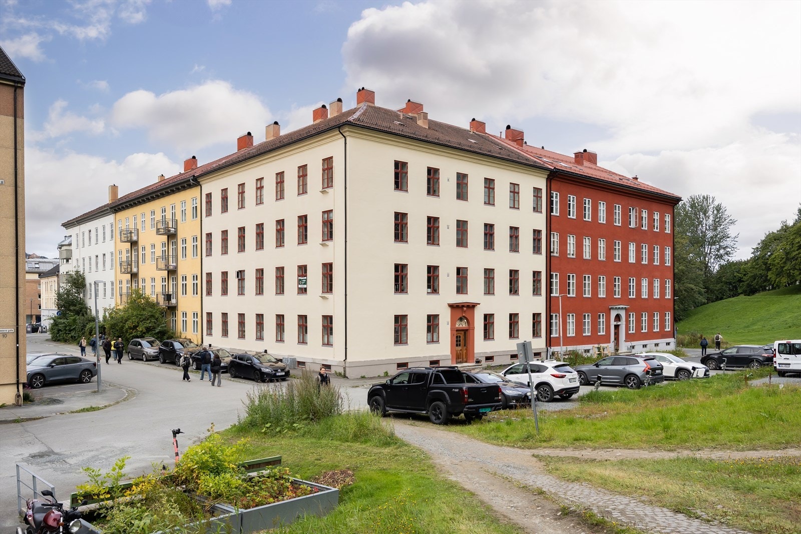 Det er mulighet for soneparkering etter områdets gjeldende bestemmelser. Galleribilde