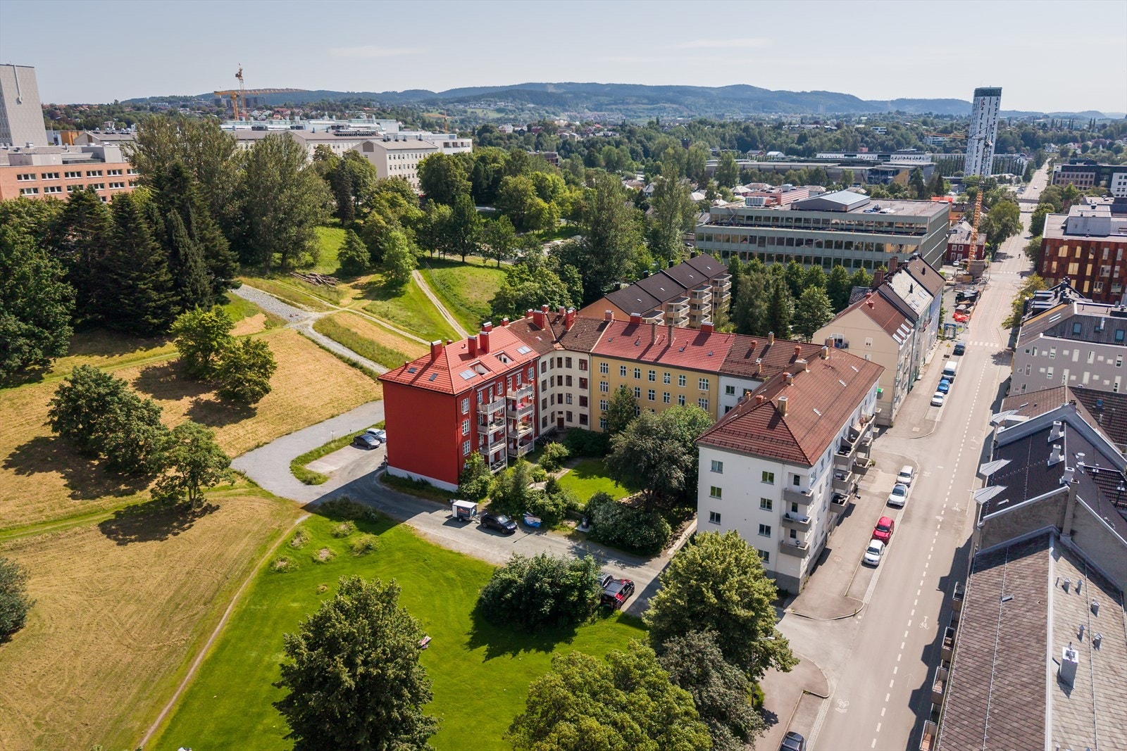 Aksjelaget disponerer en stor felles bakgård som fritt kan brukes av beboerne. Det er også mulighet for sykkelparkering i sykkelstativ i bakgården. Galleribilde