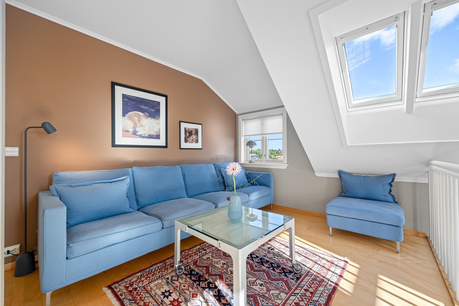 Loftstue med godt lysinnfall fra flere vinduer. Galleribilde