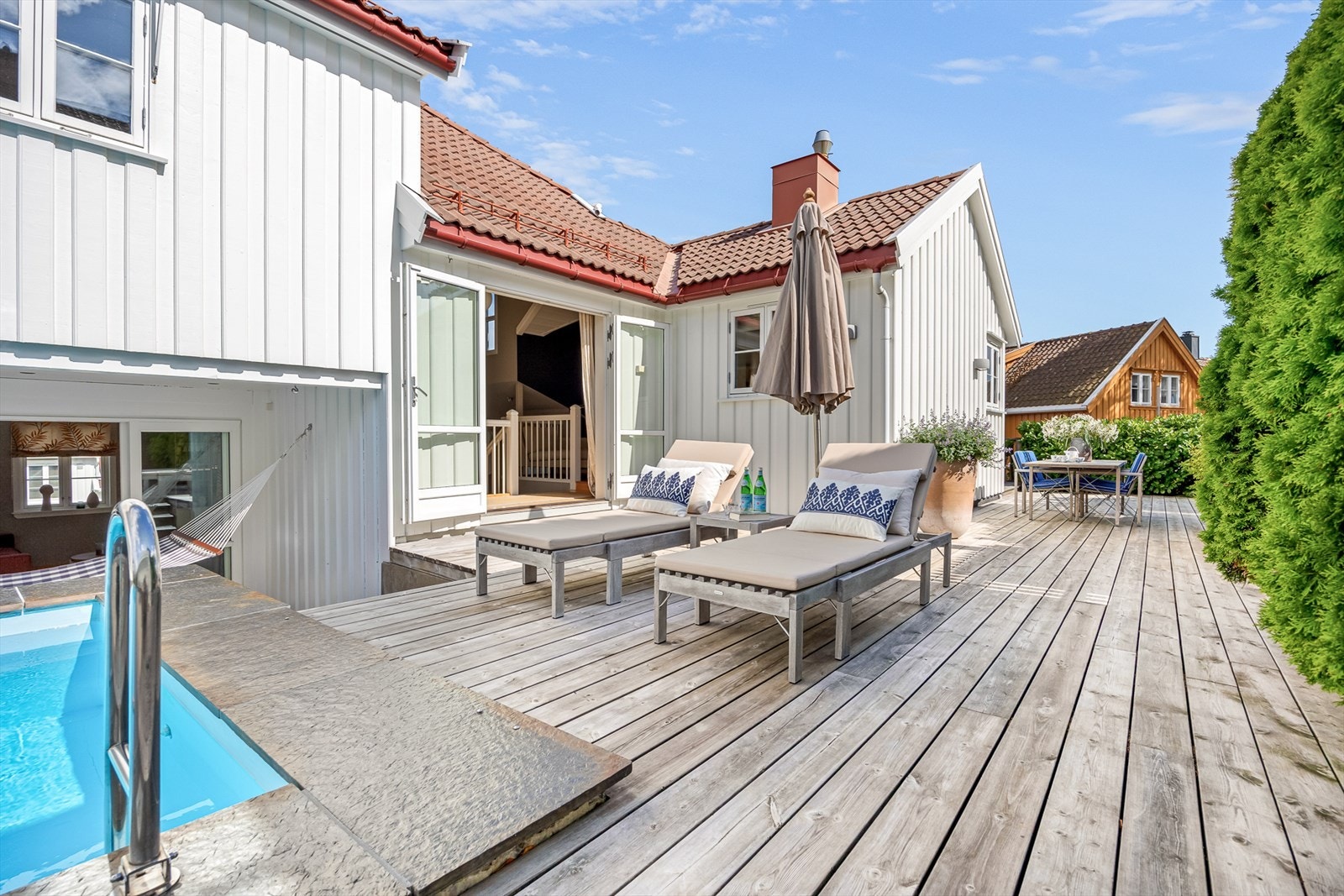Uteområdene er lettstelte med terrasser og vintergrønn beplantning. Galleribilde