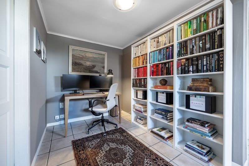Kontorplass nr 2 i denne stuen. Galleribilde