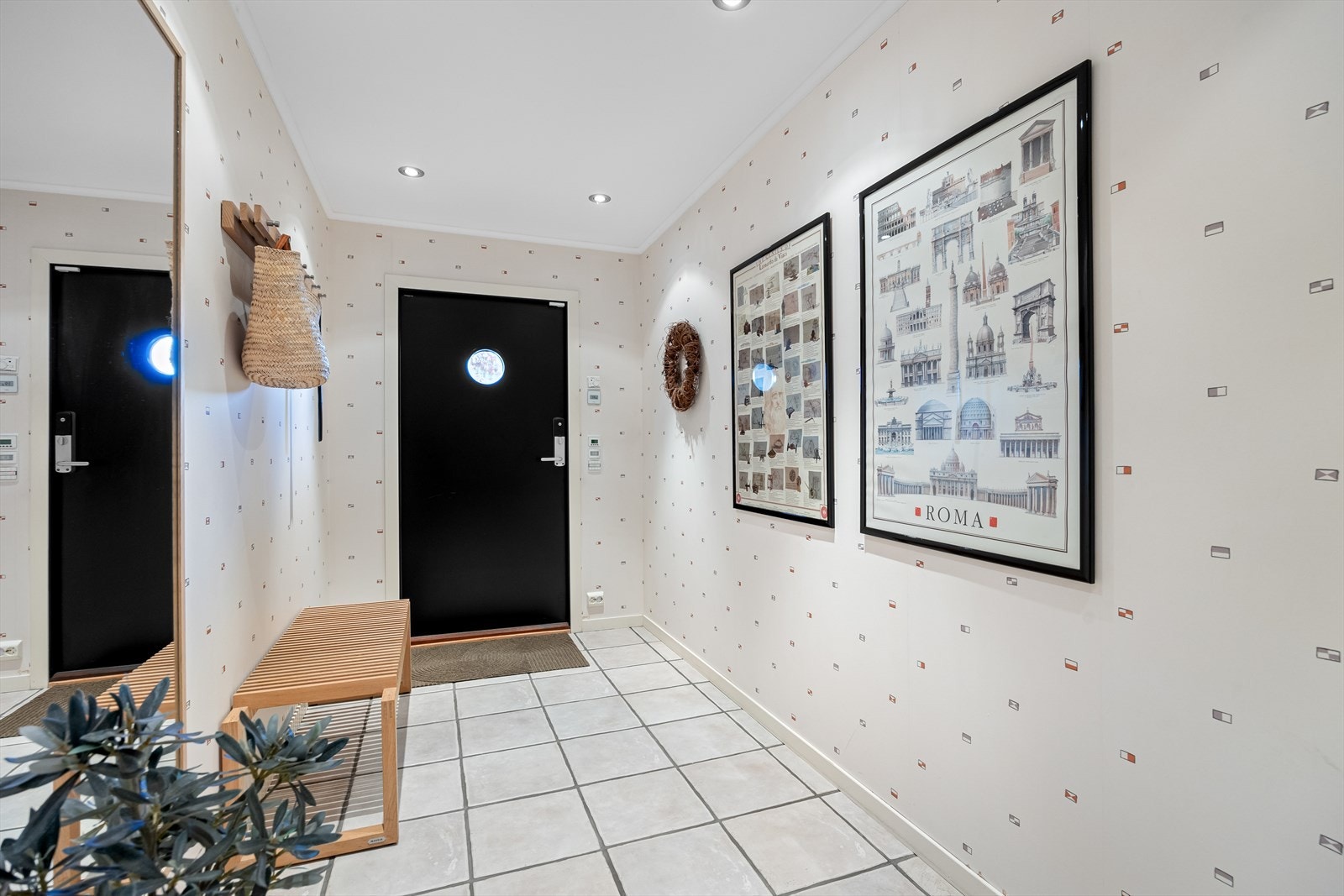 Gang med lyse, lekre fliser og tapet. God plass til garderobe hvis ønskelig. Galleribilde