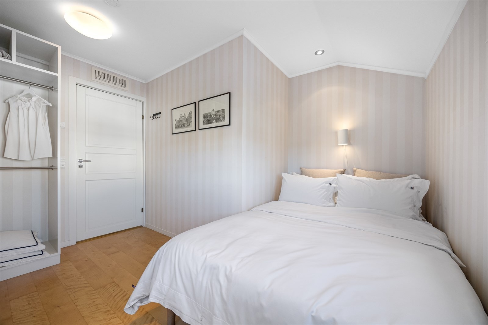 Et av to innbydende soverom i husets hovedetasje. Galleribilde
