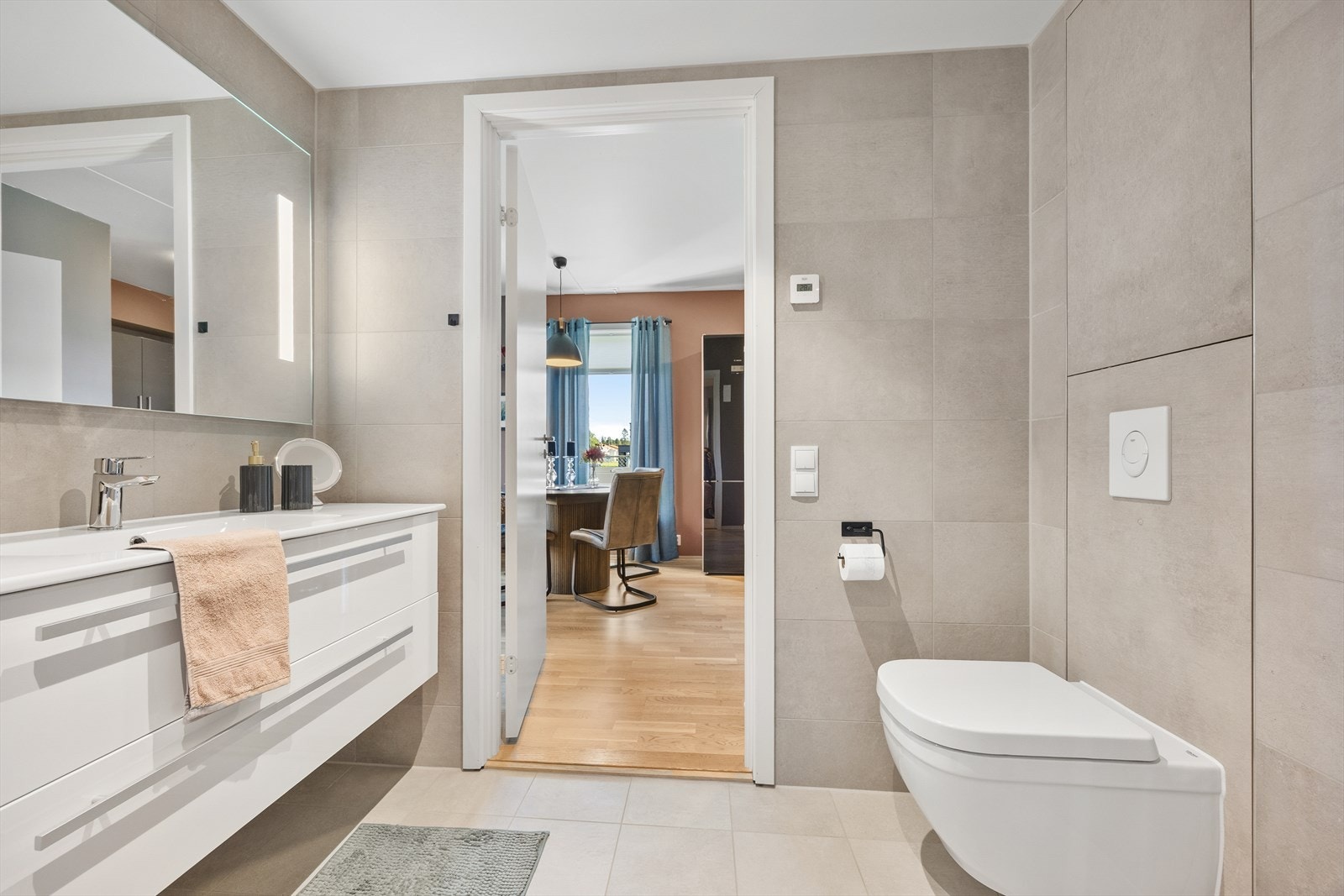 Det flislagte badet byr på moderne komfort med varmekabler i gulvet. Galleribilde