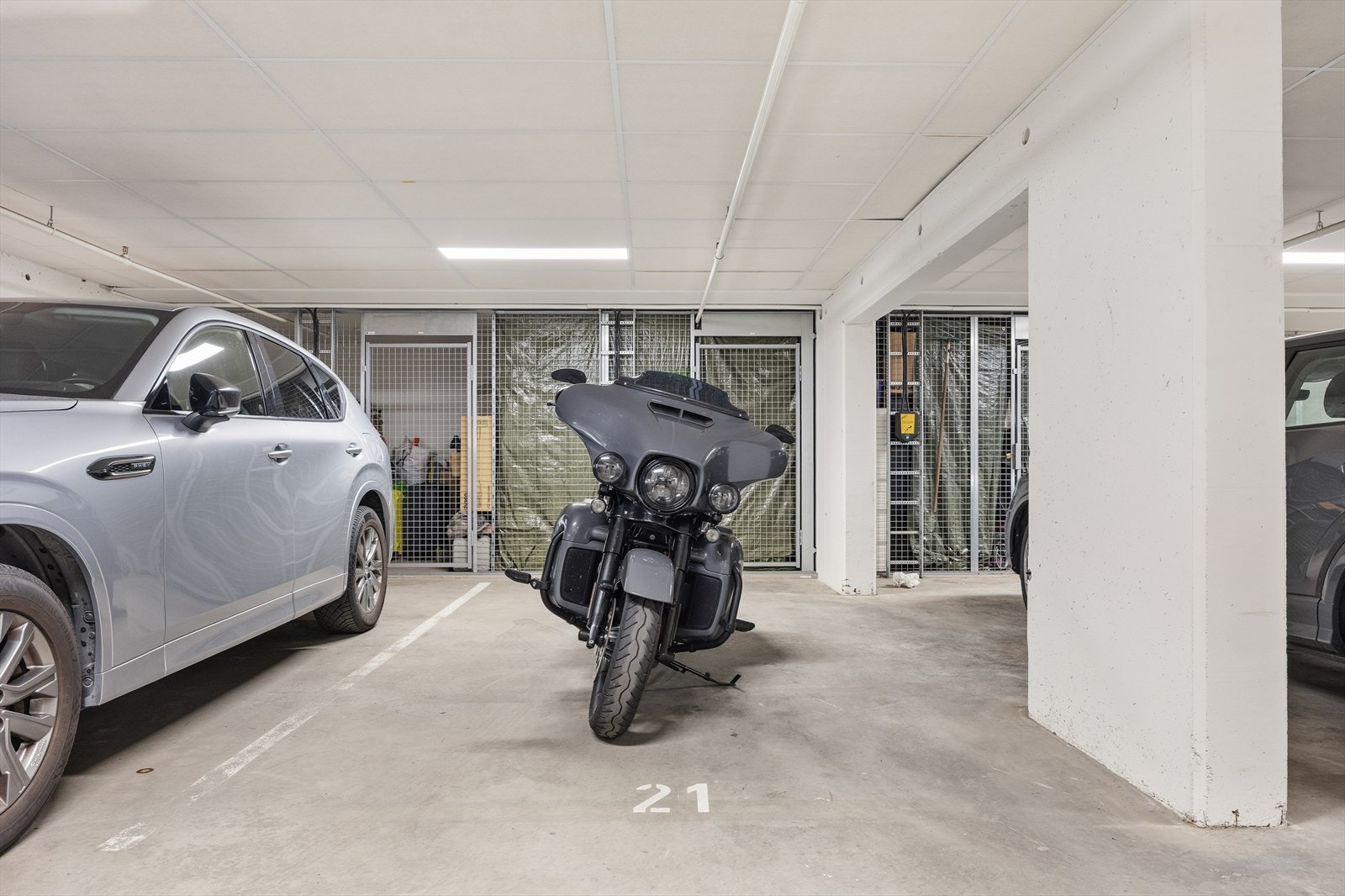 Det medfølger en garasjeplass til leiligheten med sportsbod i bakkant. Plassen er merket med nr. 21. Galleribilde