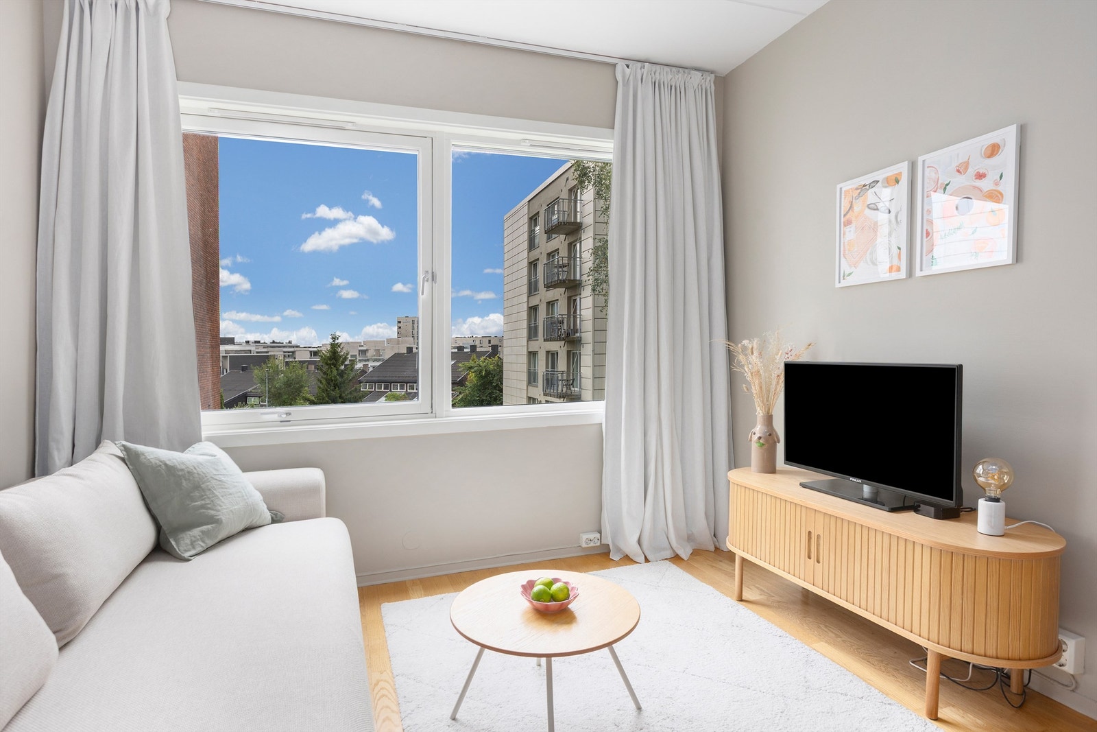 Store vindusflater slipper inn rikelig med dagslys. Galleribilde