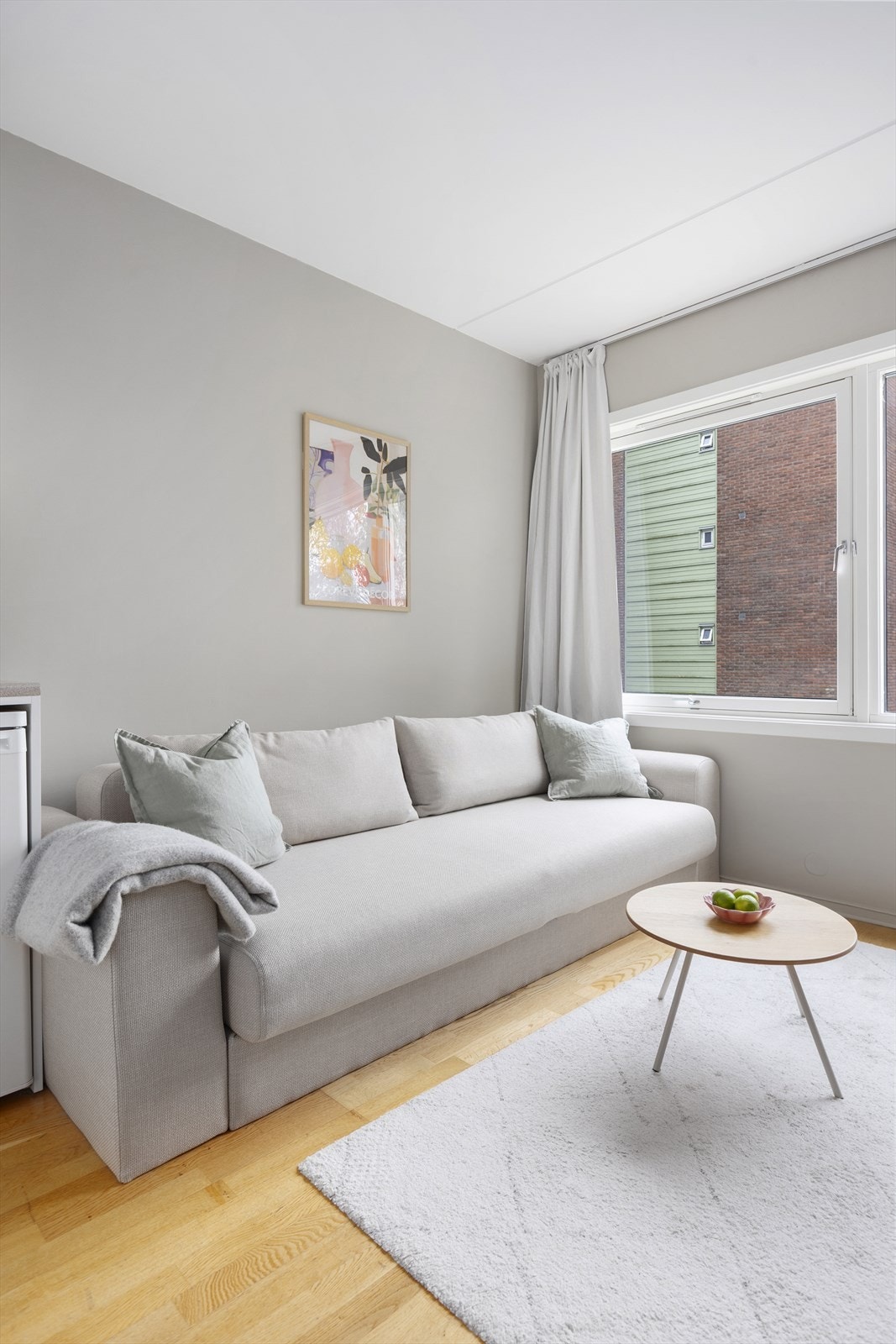 Rommet er enkelt å møblere med plass til en praktisk sovesofa. Galleribilde