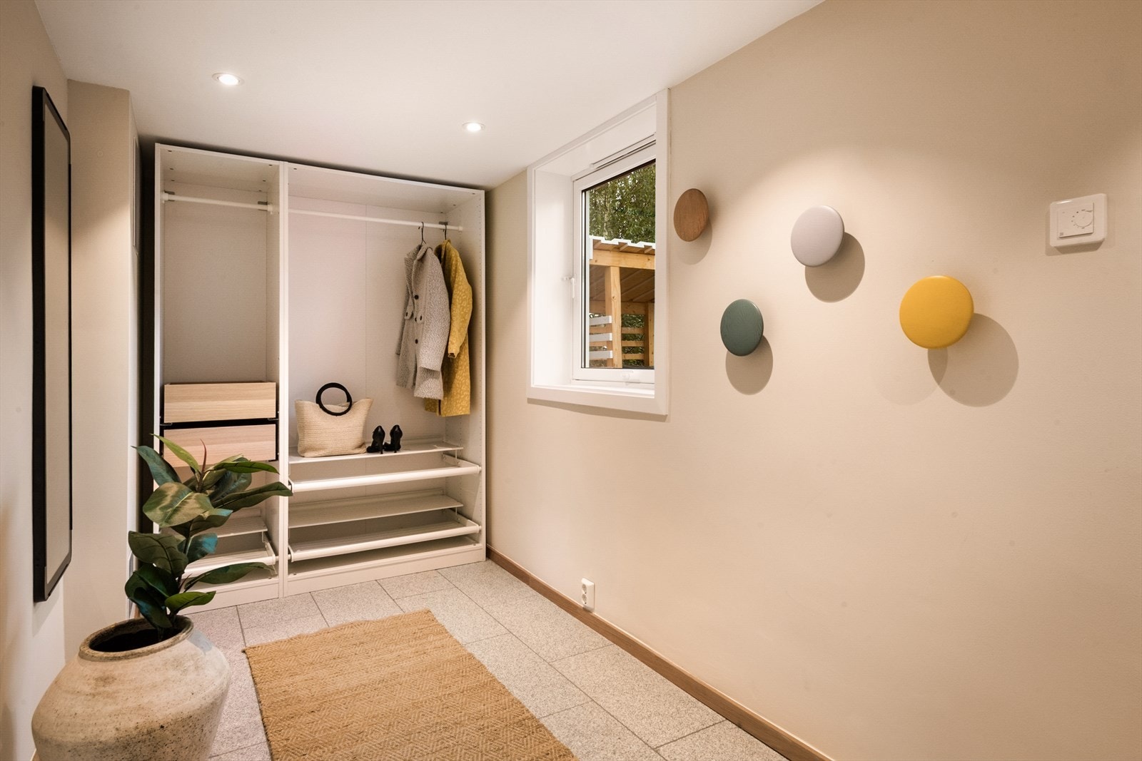 Entreen er romslig med god plass til garderobe og oppbevaringsmuligheter. Varmekabler i gulvet Galleribilde