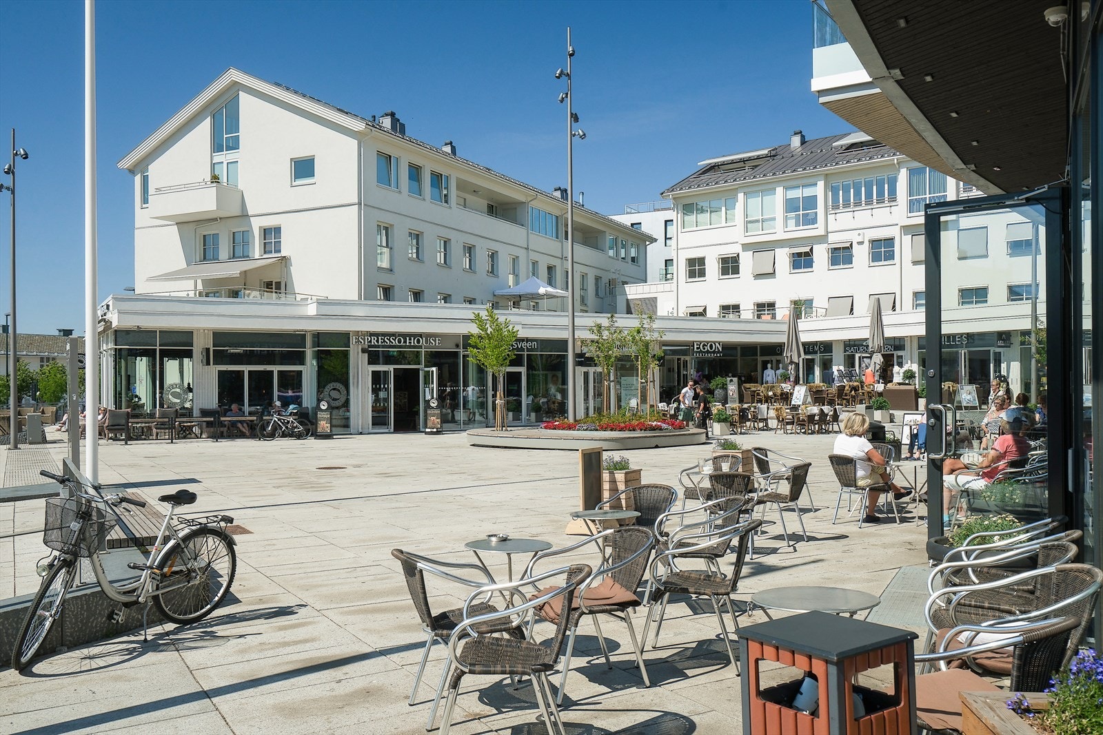 Gangavstand til Sæter Torg og Sæterkrysset som i dag teller cirka 50 butikker og næringsdrivende Galleribilde