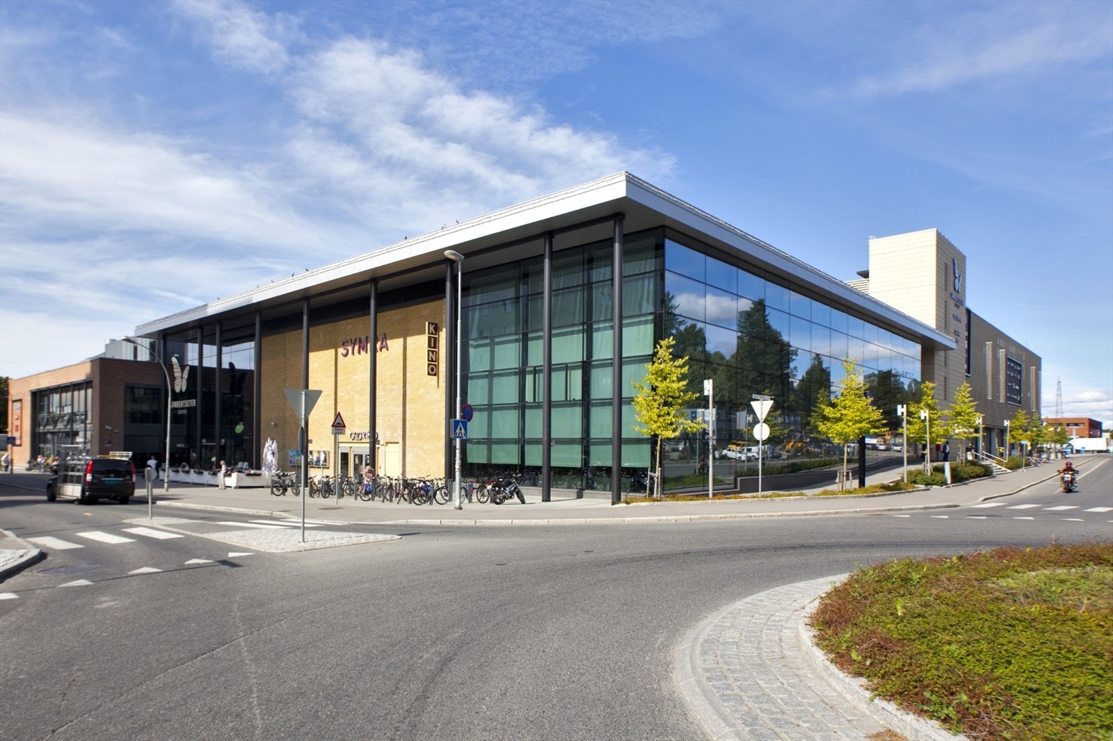 Lambertseter senter ligger i gangavstand og omkring 85 ulike service - og handelstilbud. Galleribilde