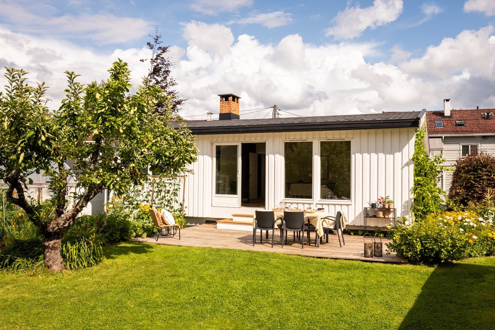 Den romslige terrassen gir god plass til flere sittegrupper, spisebord og utemøbler, og blir et naturlig samlingspunkt for familie og venner. Galleribilde