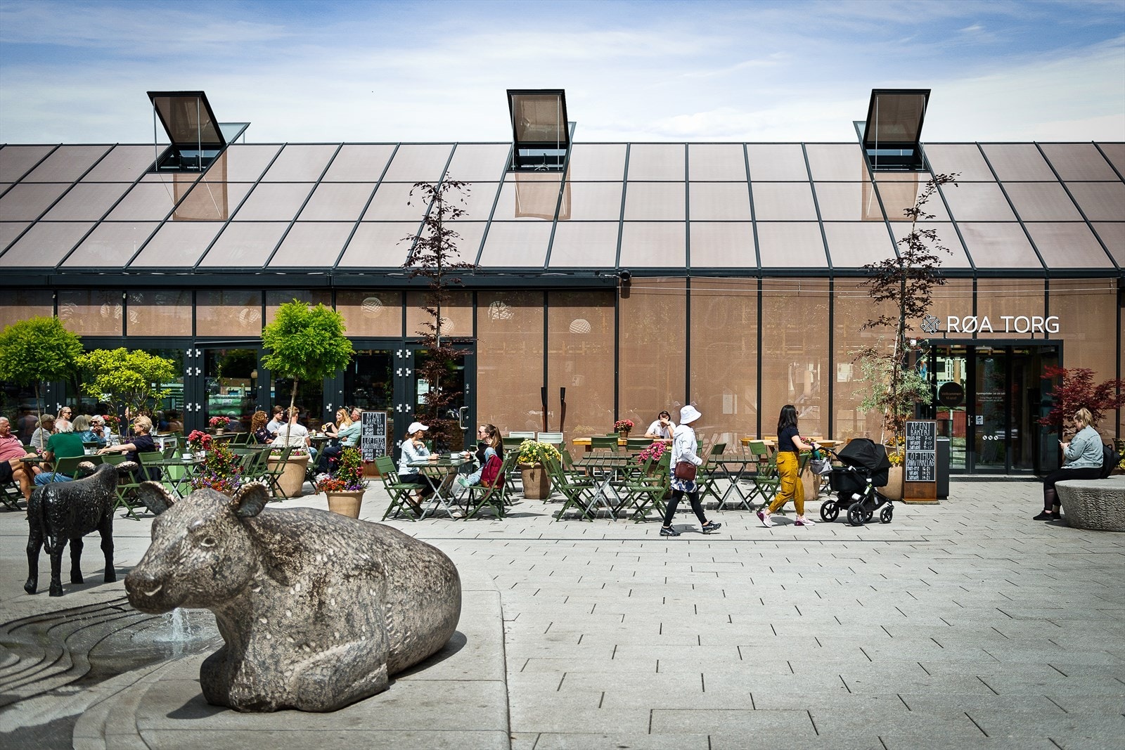 Det er kort vei til Røa Torg med et bredt servicetilbud og flere spisesteder Galleribilde