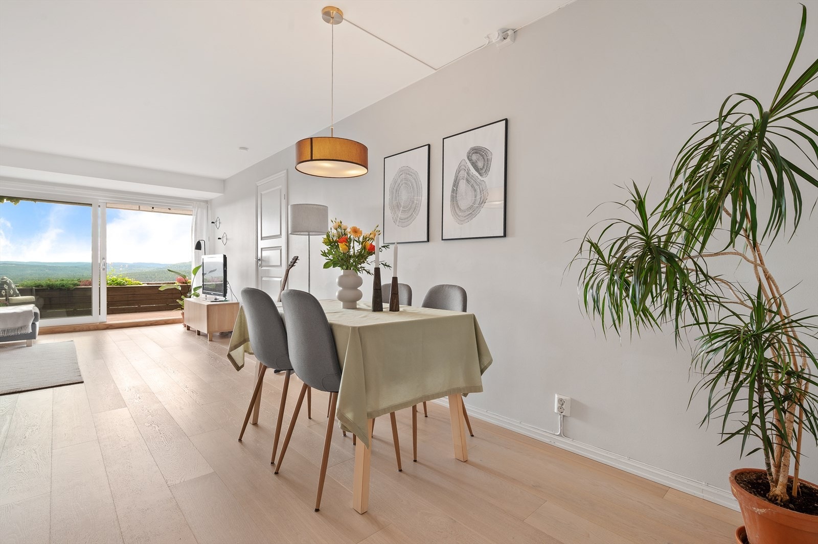 Stor og luftig stue med store vindusflater og terrasseutgang. Helt usjenert med eventyrlig utsikt og nydelige solnedganger Galleribilde