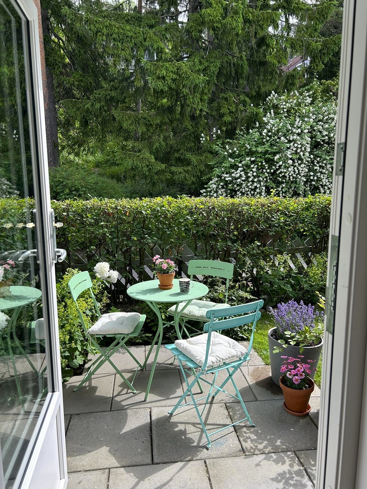 Selgers bilde-Kaffepause i hagen.JPEG Galleribilde
