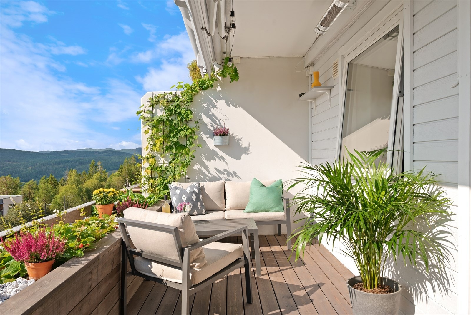 I 2020 fikk terrassen nytt tregulv og blomsterkassen ble kledd inn i samme stil for et helhetlig uttrykk. Terrassen er utstyrt med elektrisk markise og har god plass for sittegrupper, grill og beplantning Galleribilde