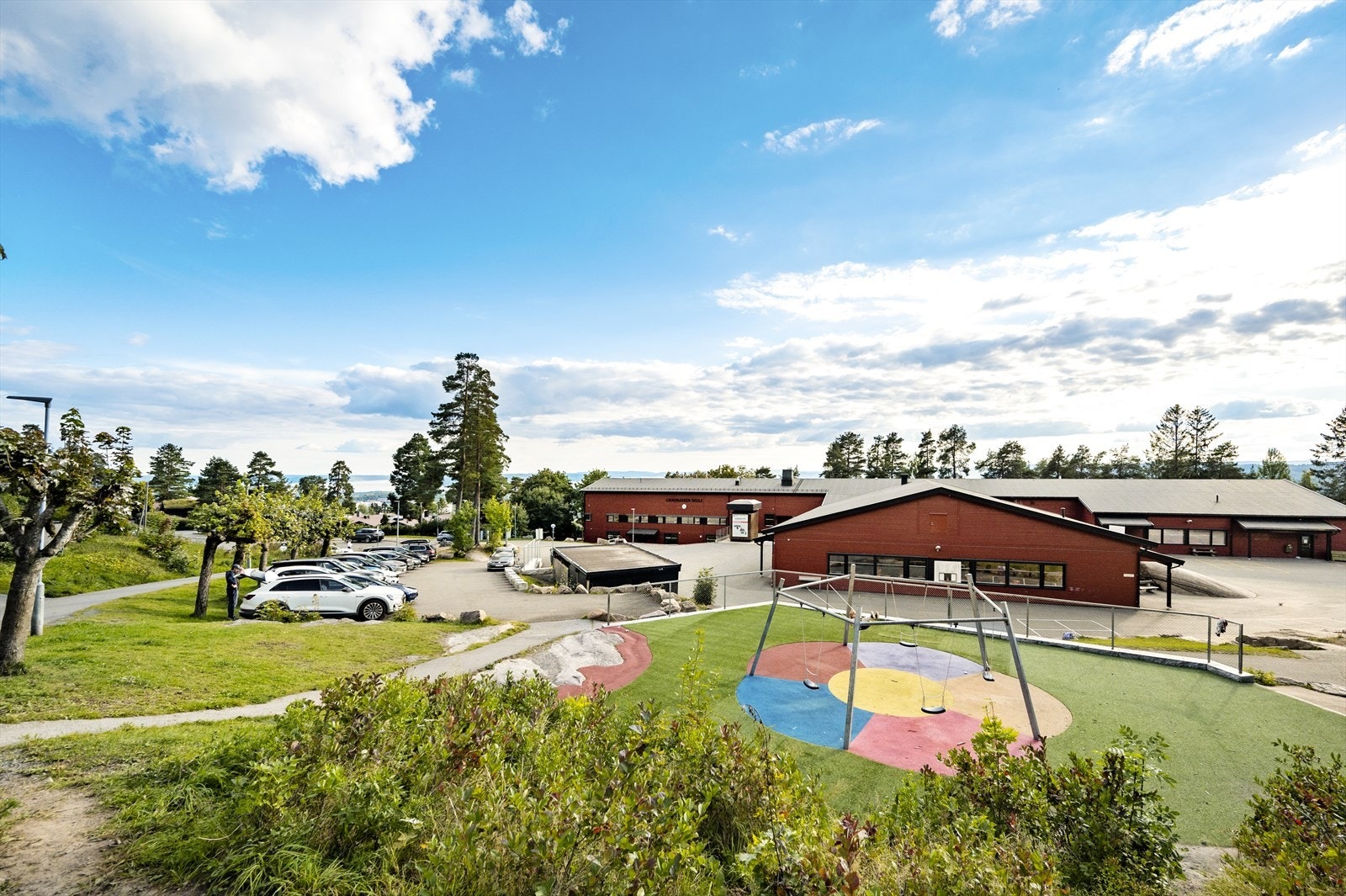 Grindbakken skole og barnehage ligger i umiddelbar nærhet, noe som gir en kort og trygg skolevei. Skolen har flotte uteområder og egen skoleskog Galleribilde