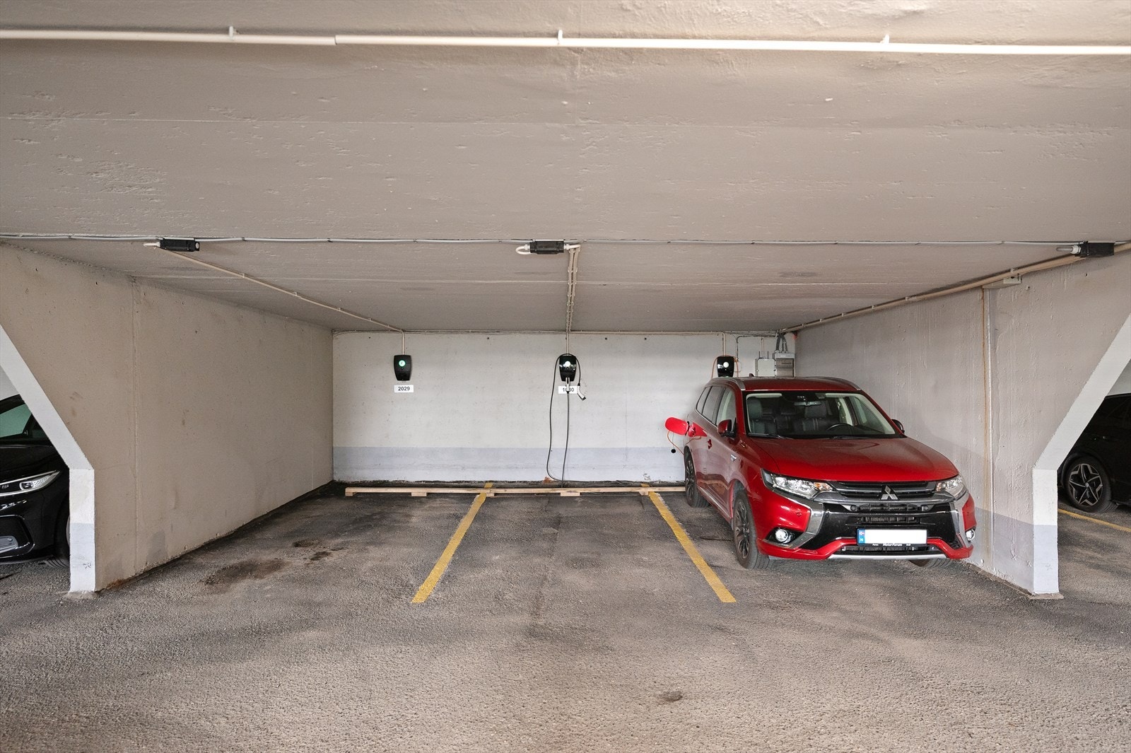 Leiligheten disponerer en garasjeplass med elbillader i felles garasjeanlegg. Det er også en romslig innendørs gjesteparkering med god kapasitet Galleribilde