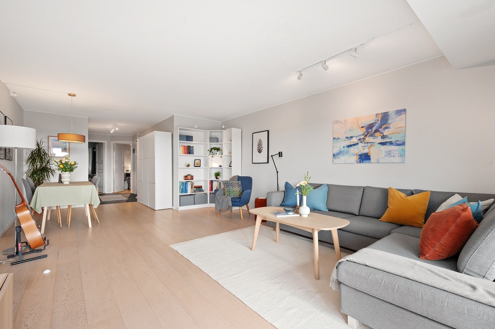 Stuen er romslig og har gode møbleringsmuligheter for sofagruppe, stort spisebord, samt medie- og oppbevaringsmøblement Galleribilde