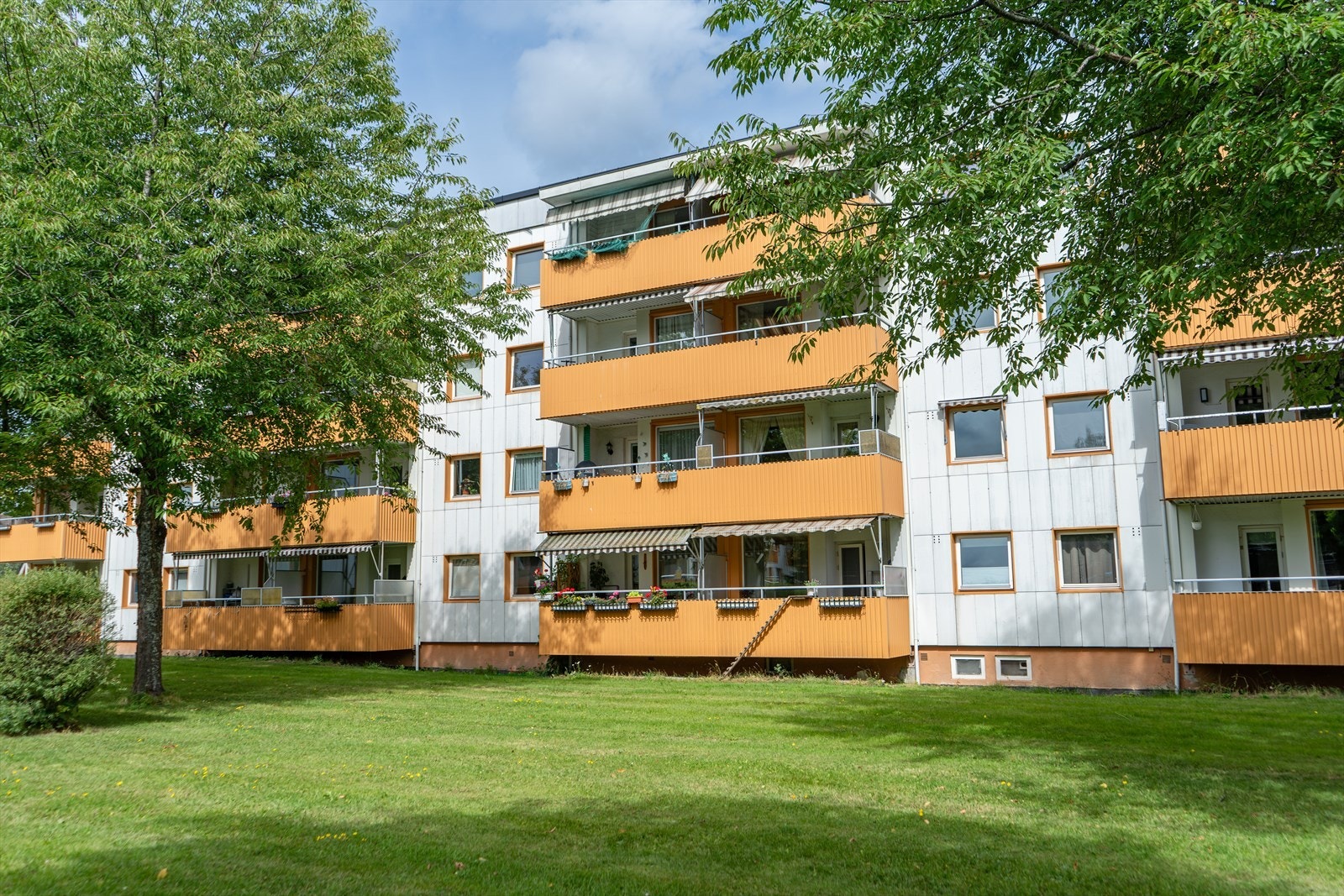 Leiligheten ligger i 1. etasje i en velholdt boligblokk fra 1962. Galleribilde