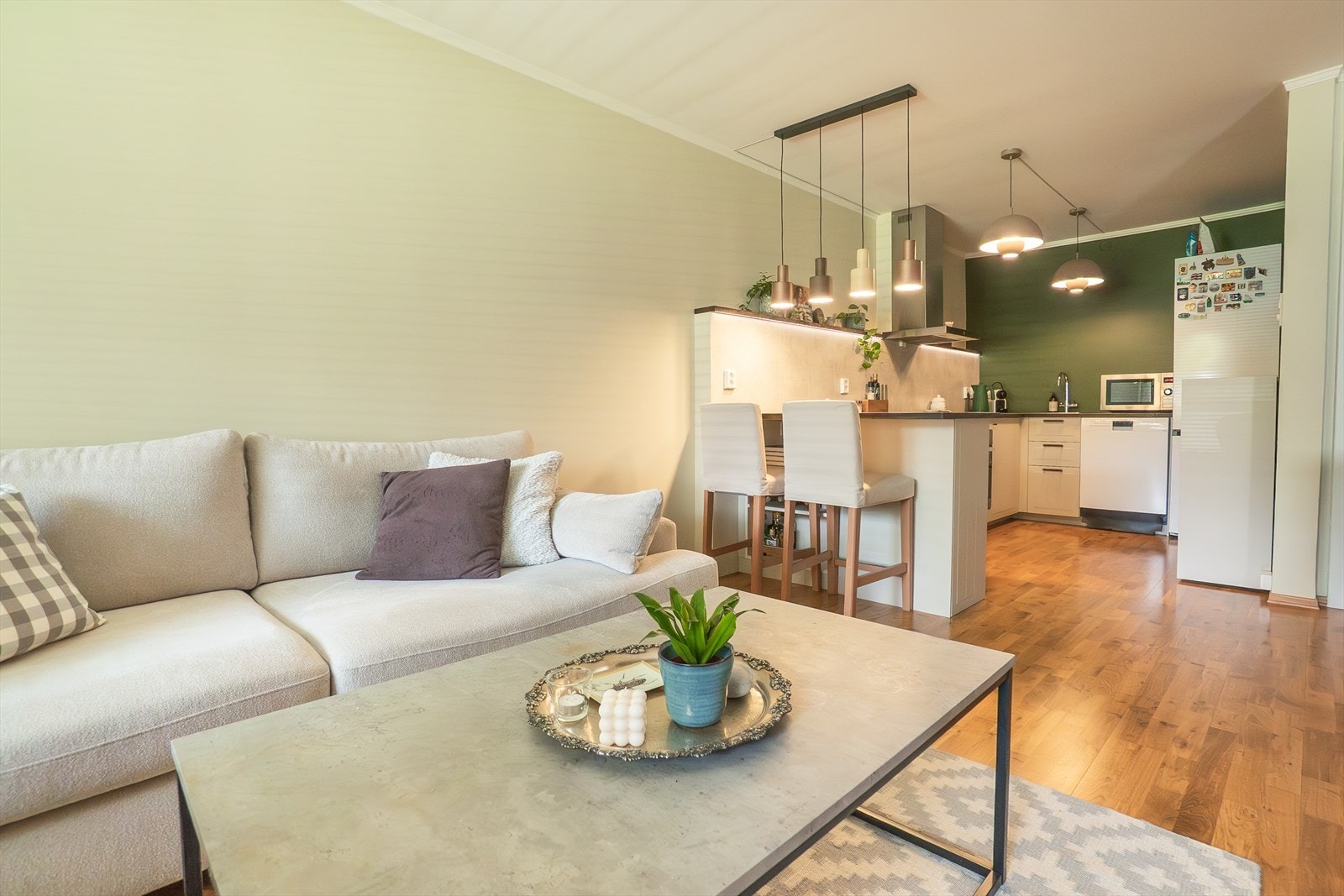Fra stuen er det utgang til en syd/vestvendt balkong på 7 m². Galleribilde