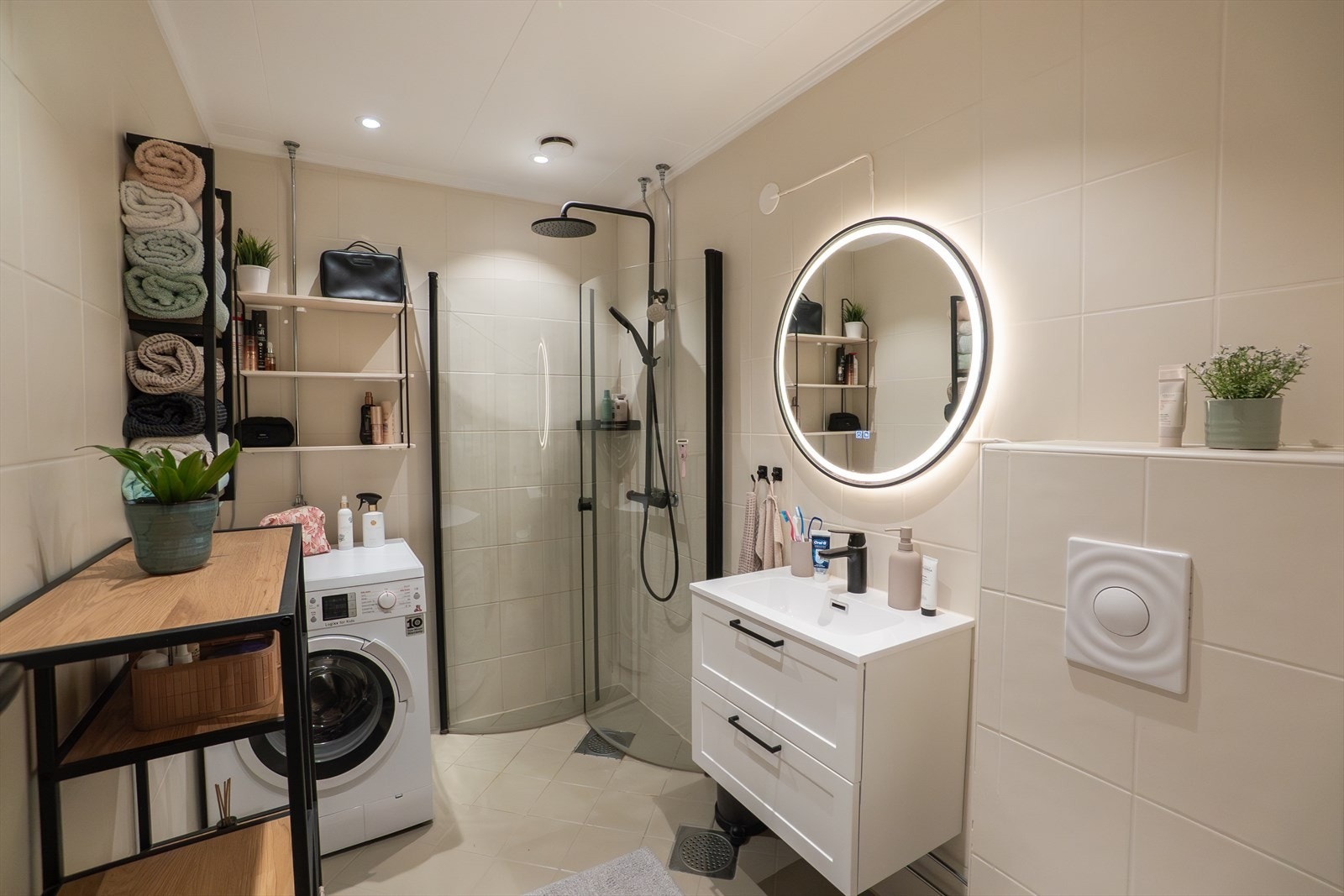 Badet ble modernisert i 2024 med ny innredning og har opplegg for vaskemaskin. Galleribilde