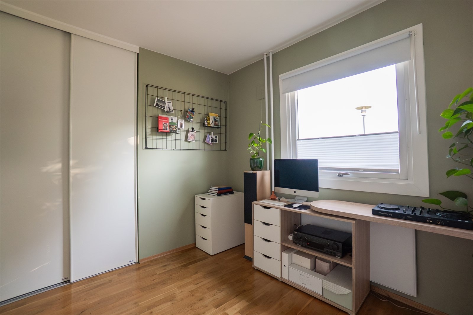 Det tredje soverommet er i dag innredet som kontor, men kan brukes slik man ønsker. Galleribilde