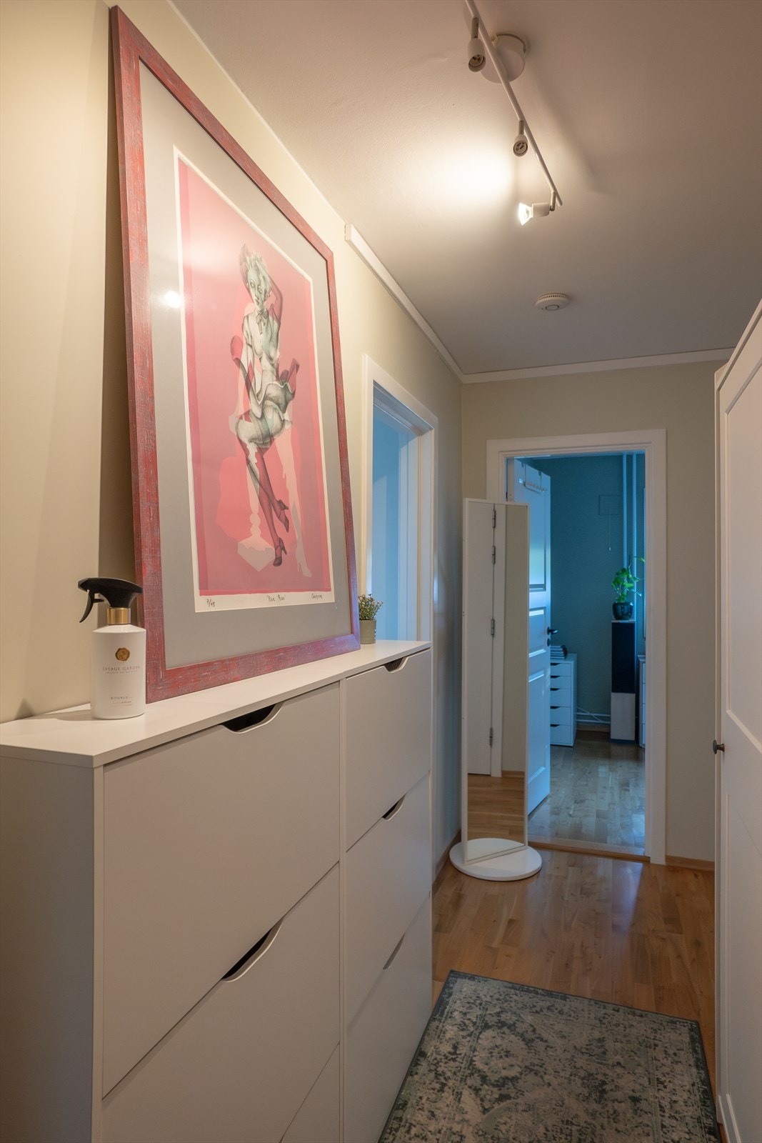 Entréen binder sammen leilighetens rom på en effektiv måte. Galleribilde