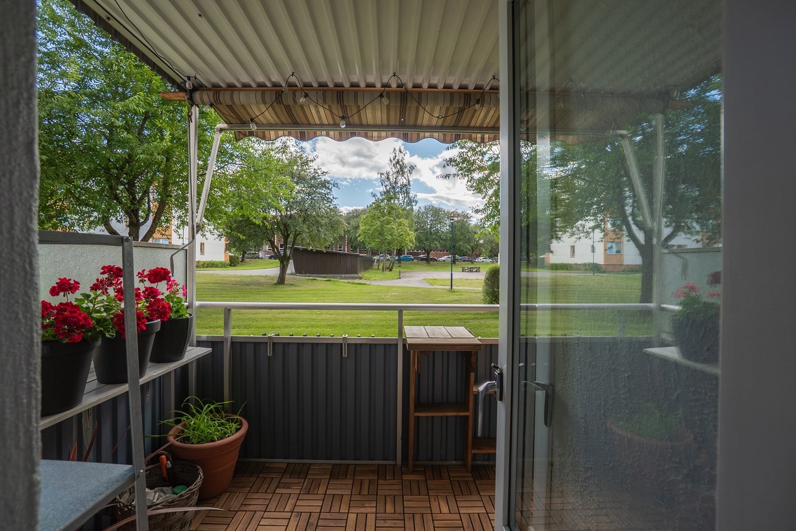Balkongen fungerer som en fin forlengelse av stuen på varme dager. Galleribilde