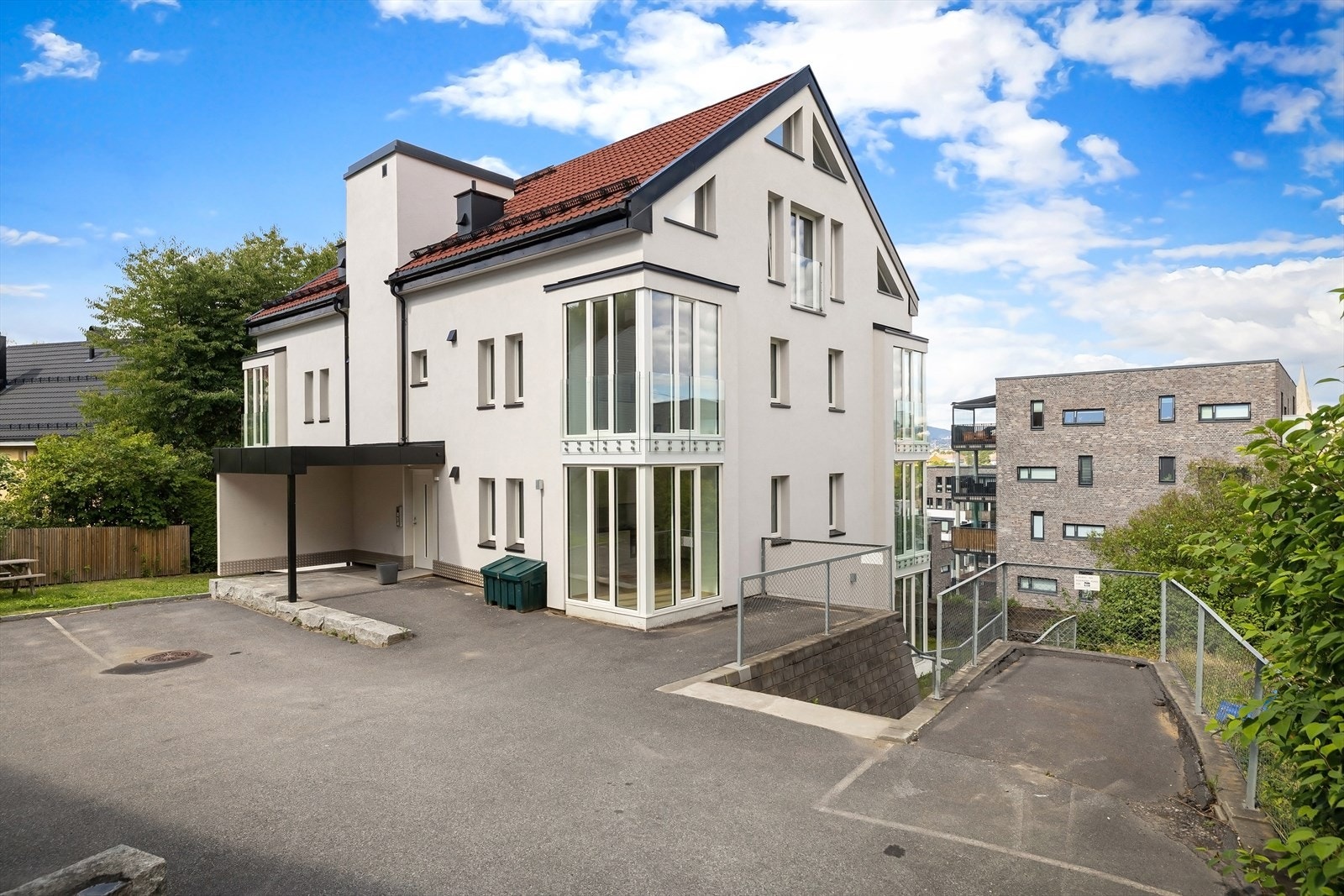 . Området kombinerer sentral beliggenhet og rolige omgivelser, med nærhet til Oslo sentrum, flotte tur- og rekreasjonsmuligheter og gode servicetilbud. Galleribilde