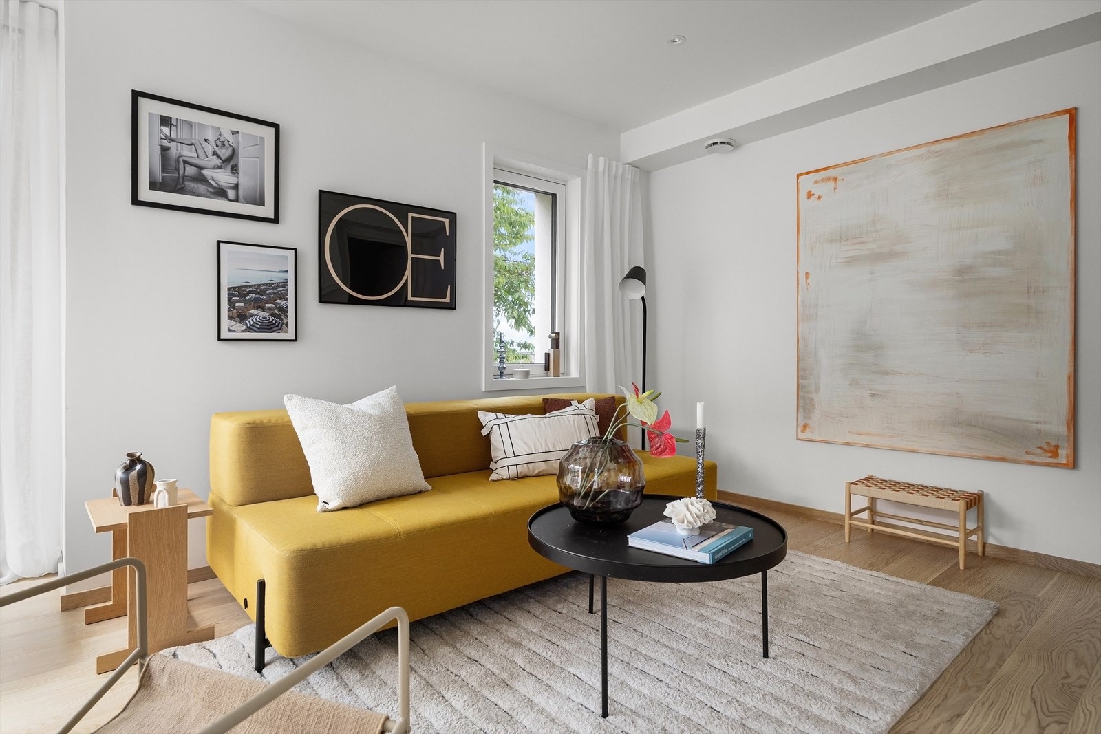 Gjennomgående parkett på gulv og malte overflater på vegger og i himling. Galleribilde