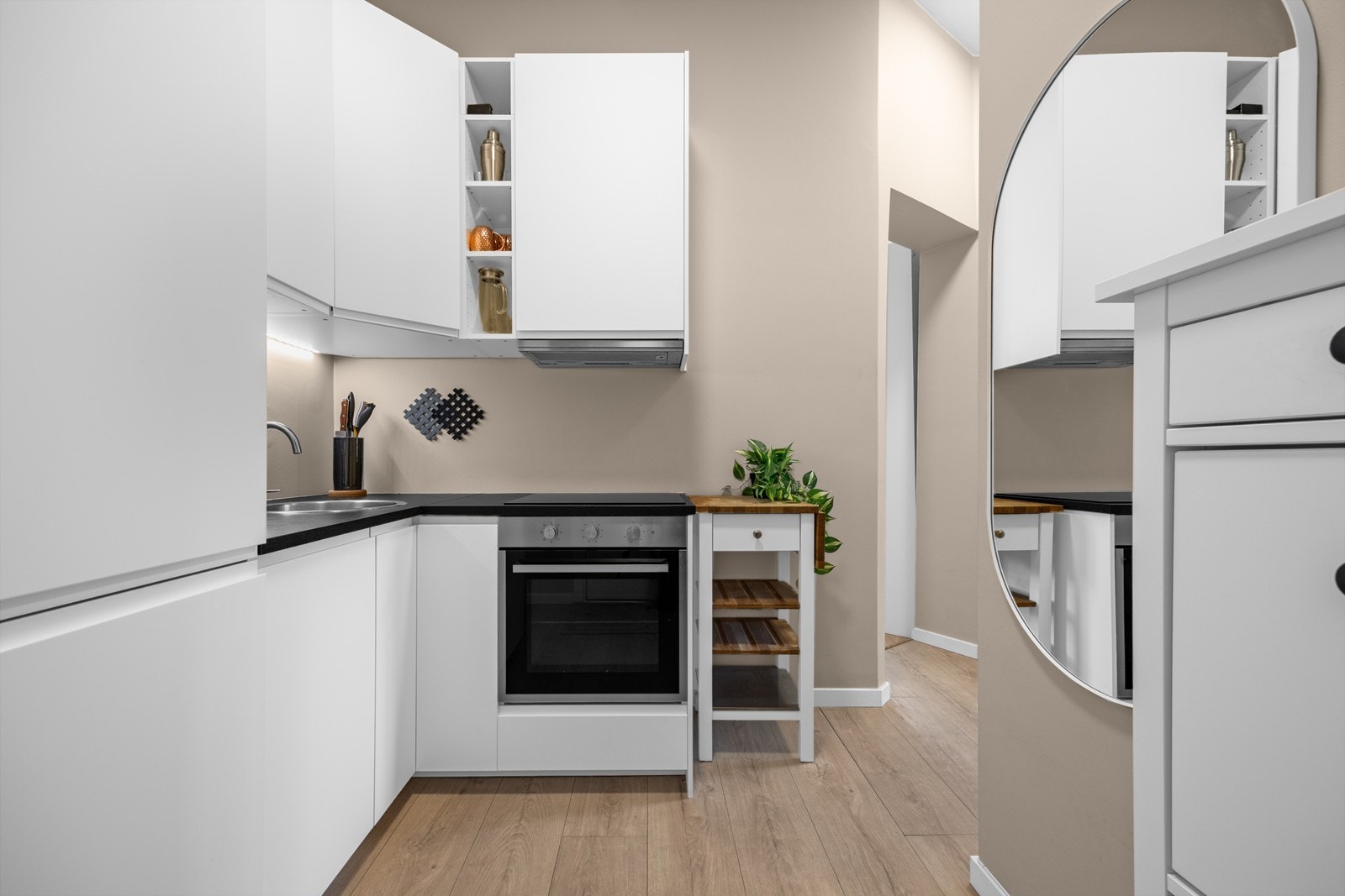 Kjøkkeninnredning fra 2023 med glatte fronter og benkeplate i laminat. Galleribilde