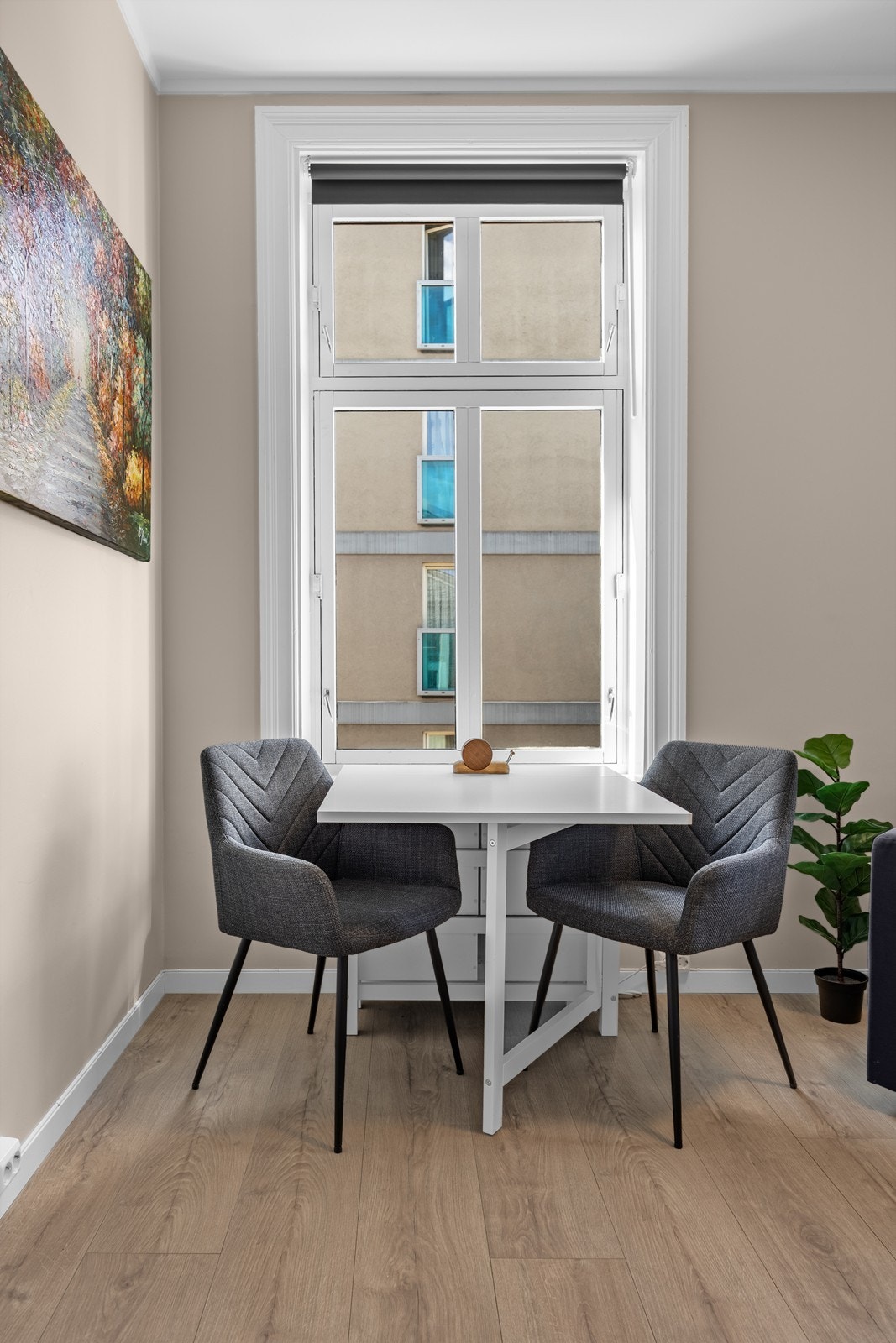 Plass til et lite spisebord ved vinduet. Galleribilde