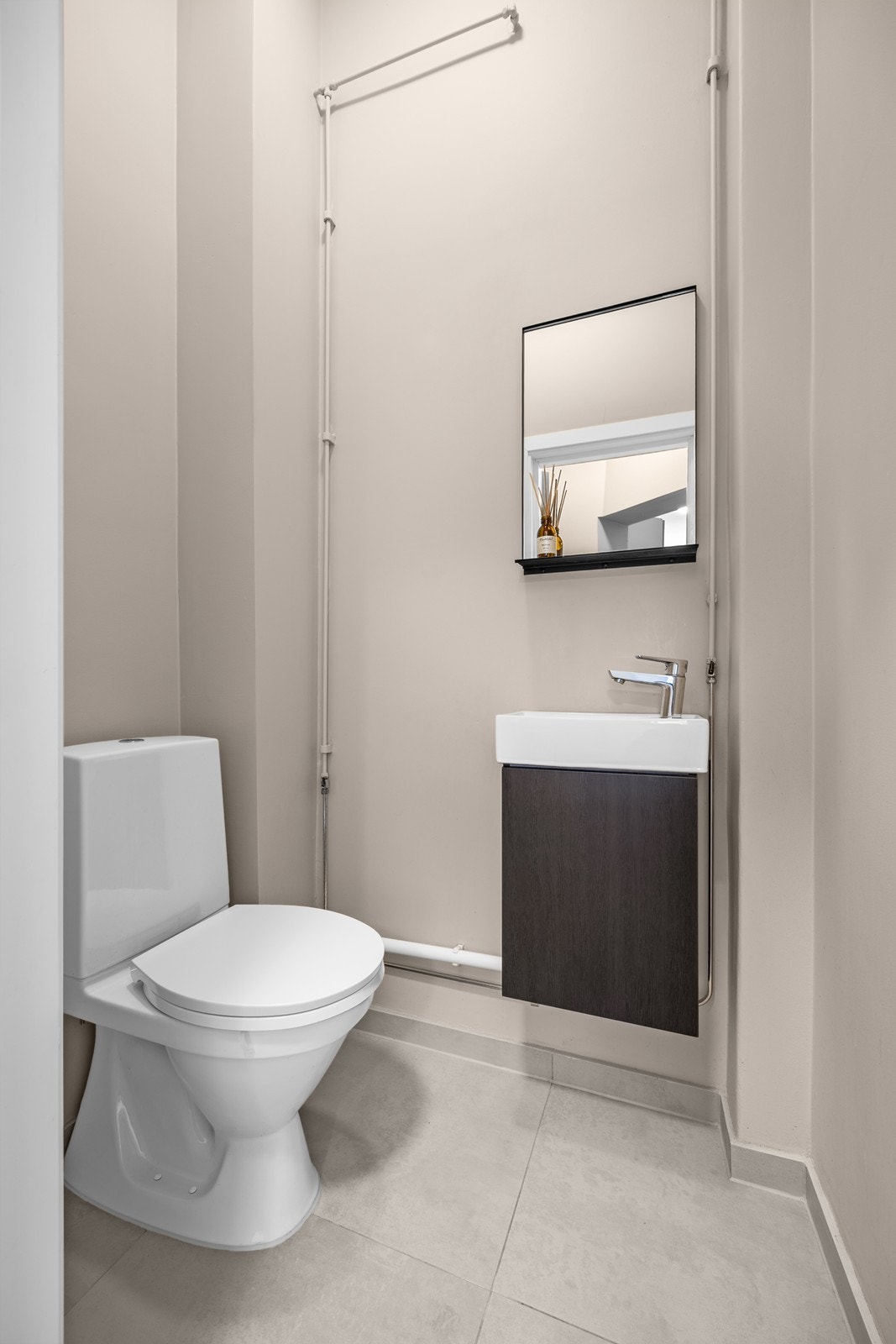 Bad/ WC med lyse fliser Galleribilde